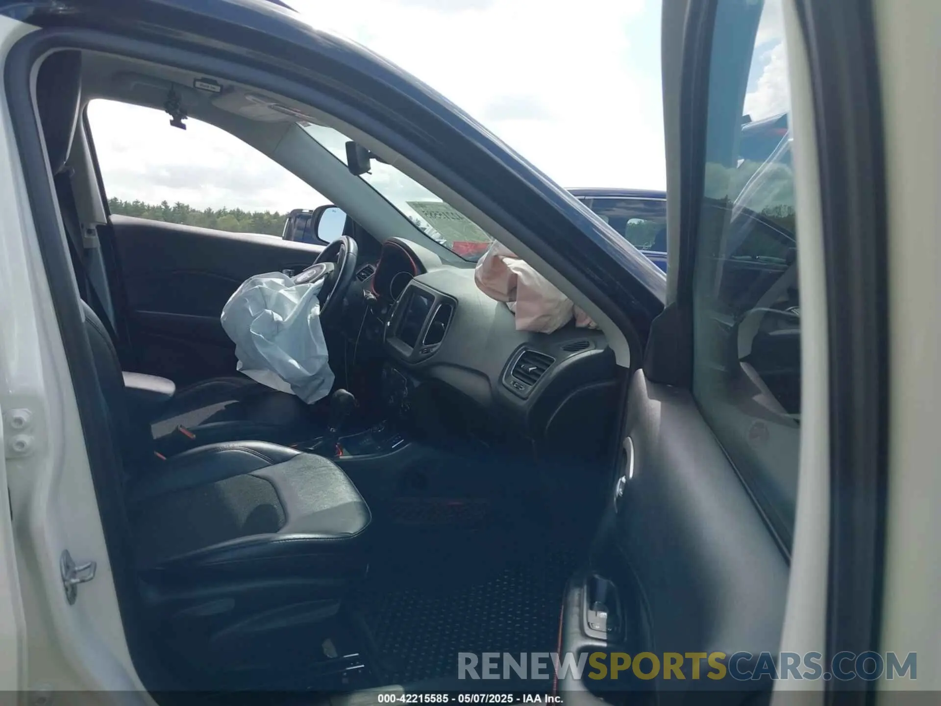 5 Photograph of a damaged car 3C4NJDDBXLT189303 JEEP COMPASS 2020