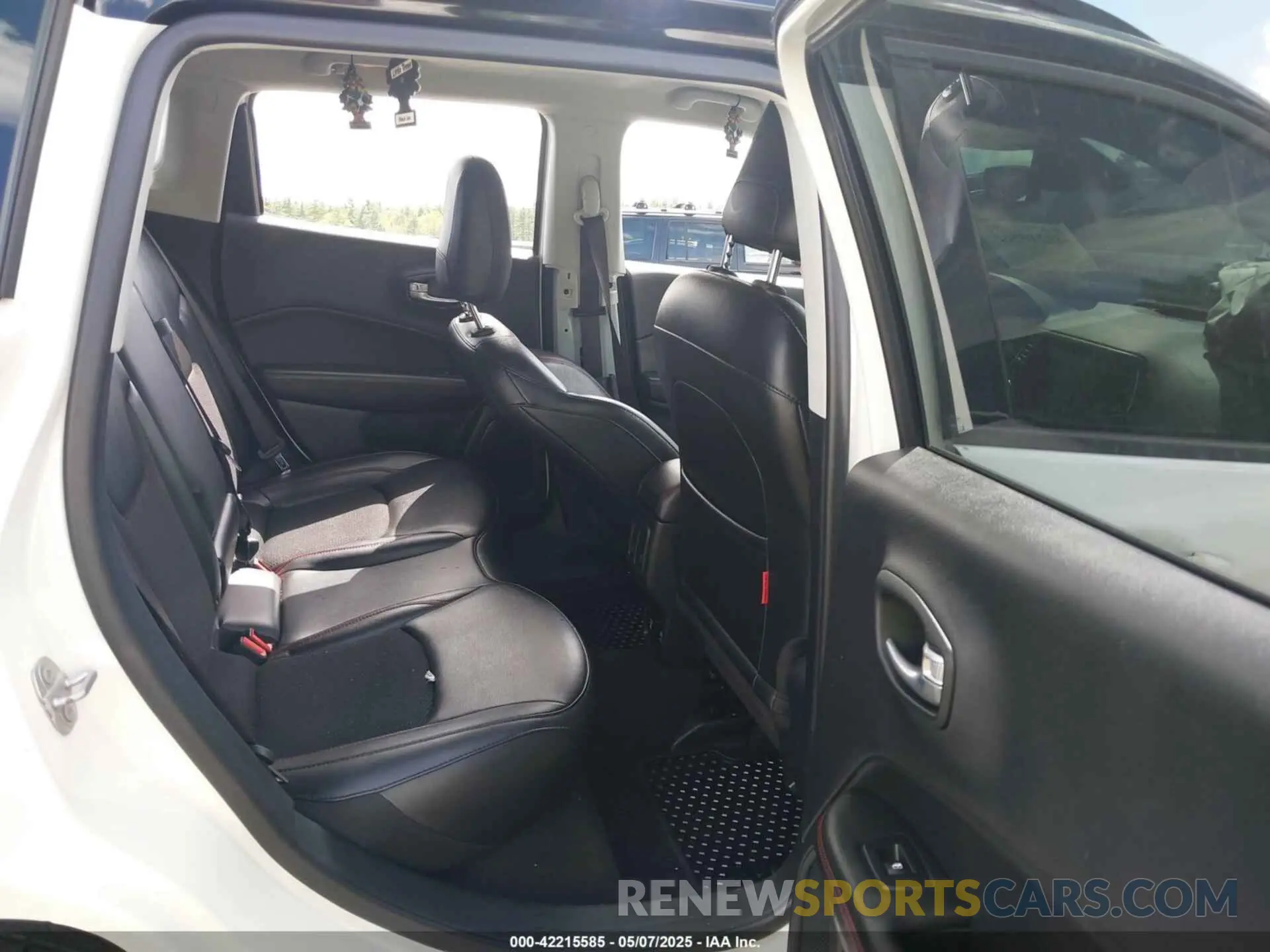 8 Photograph of a damaged car 3C4NJDDBXLT189303 JEEP COMPASS 2020