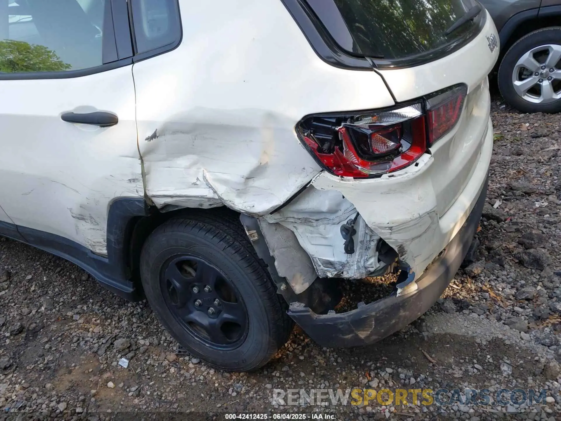 17 Photograph of a damaged car 3C4NJCABXMT560279 JEEP COMPASS 2021