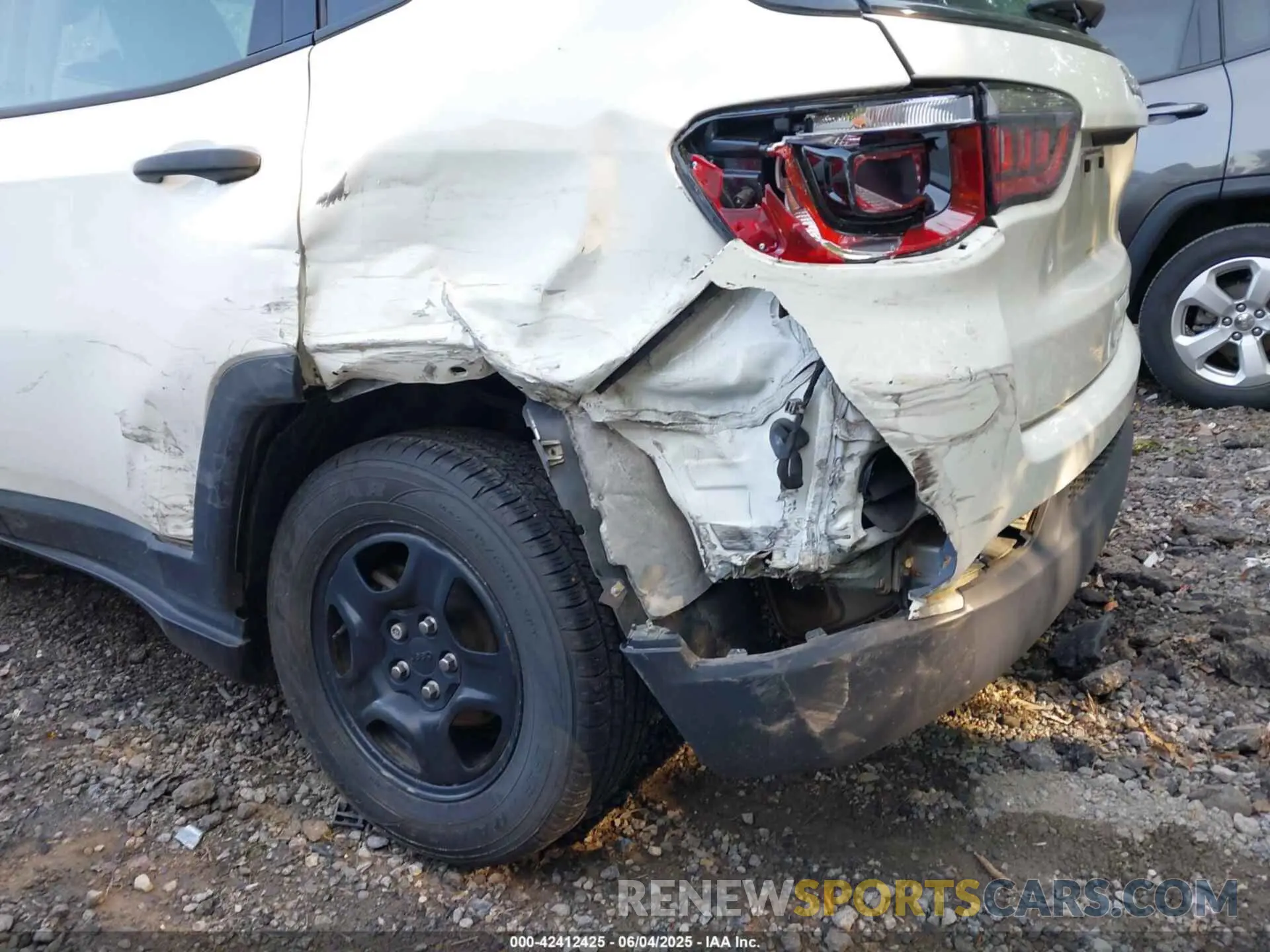 18 Photograph of a damaged car 3C4NJCABXMT560279 JEEP COMPASS 2021