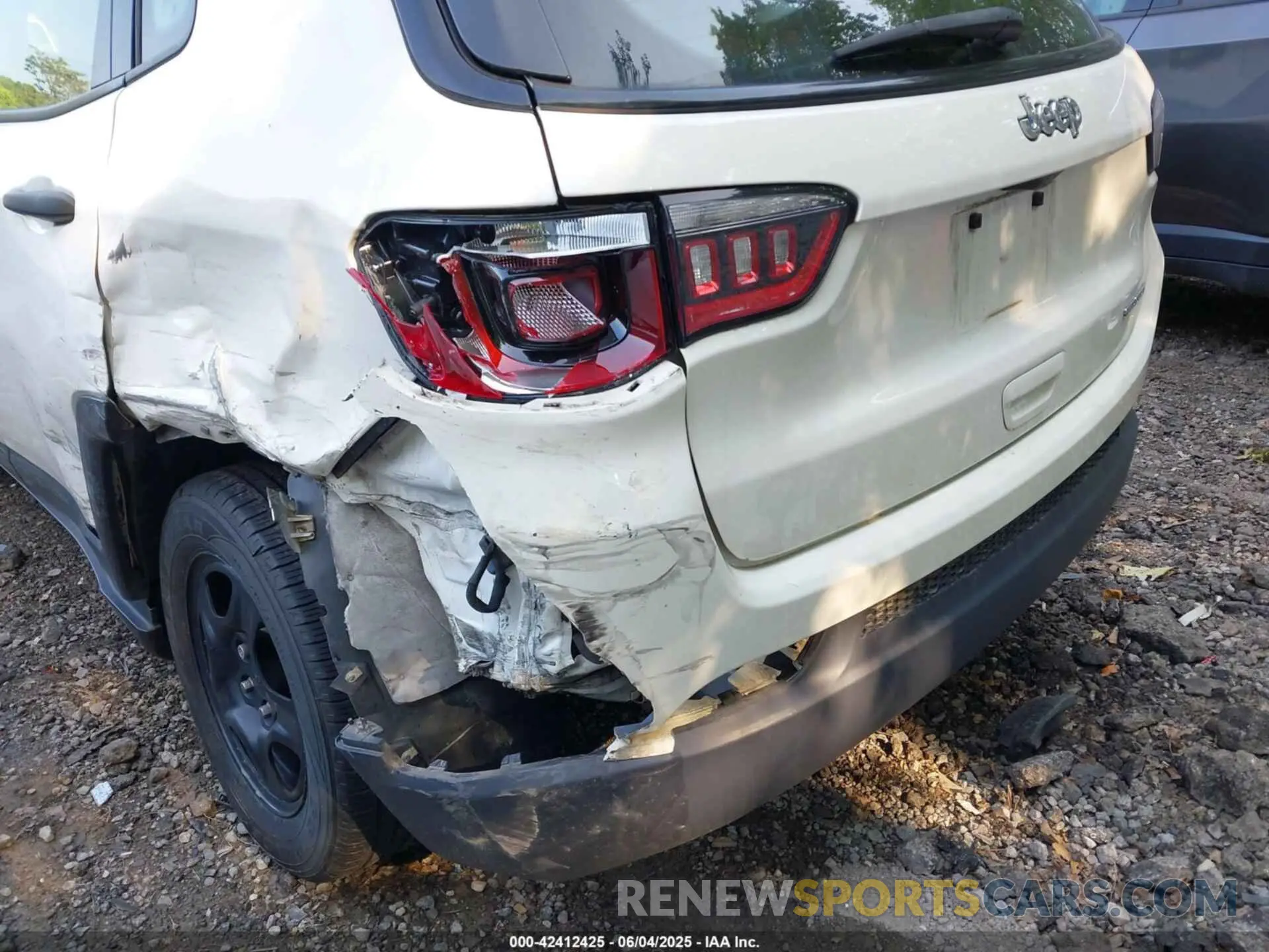 19 Photograph of a damaged car 3C4NJCABXMT560279 JEEP COMPASS 2021