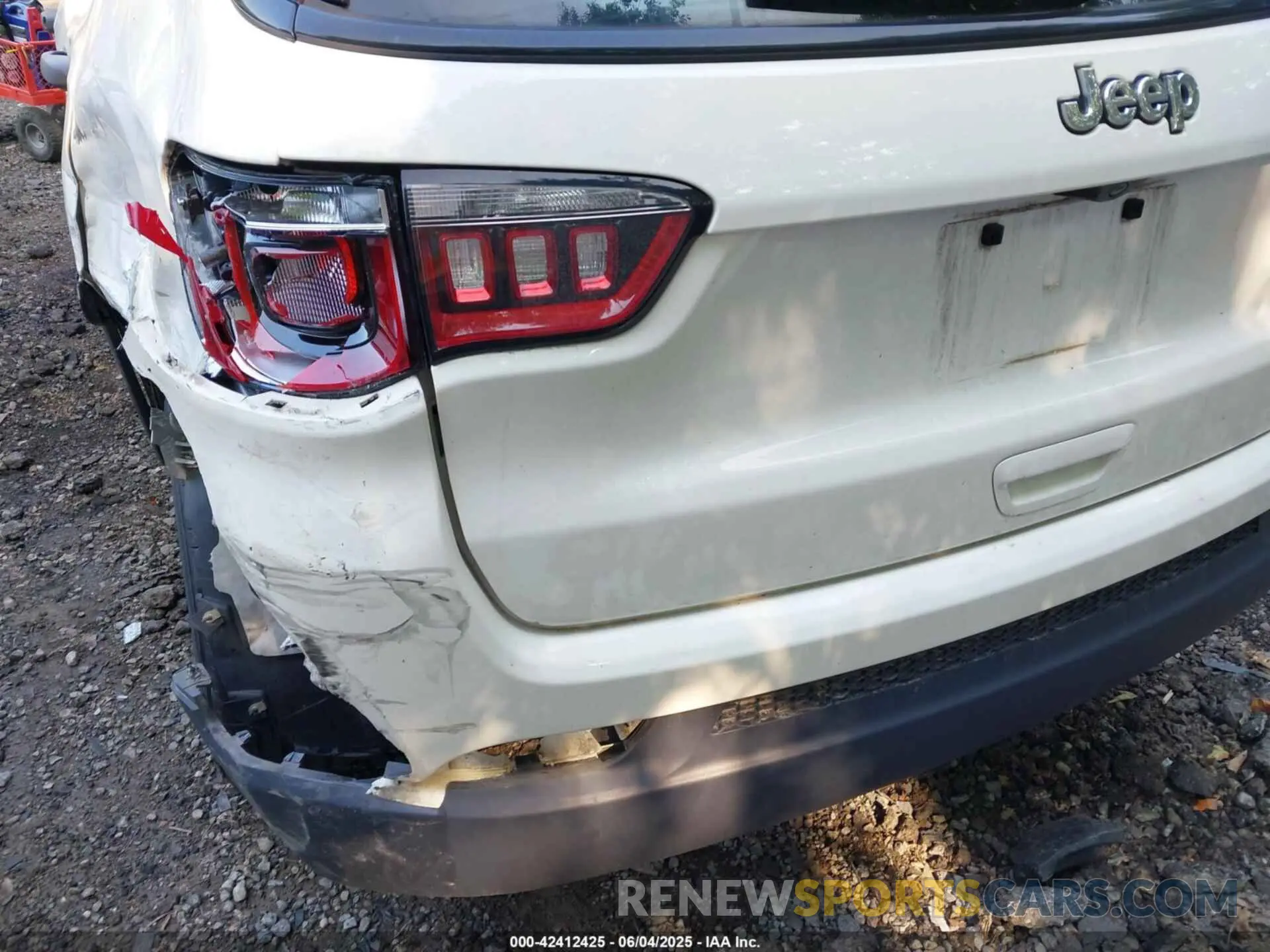 21 Photograph of a damaged car 3C4NJCABXMT560279 JEEP COMPASS 2021