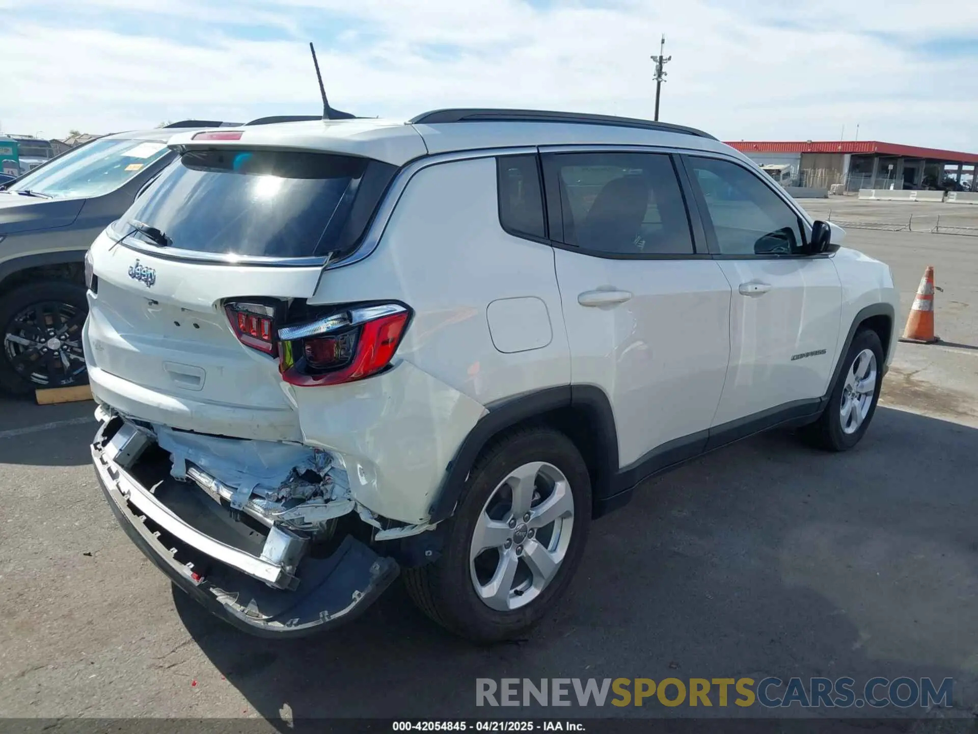 4 Photograph of a damaged car 3C4NJCBBXMT581213 JEEP COMPASS 2021