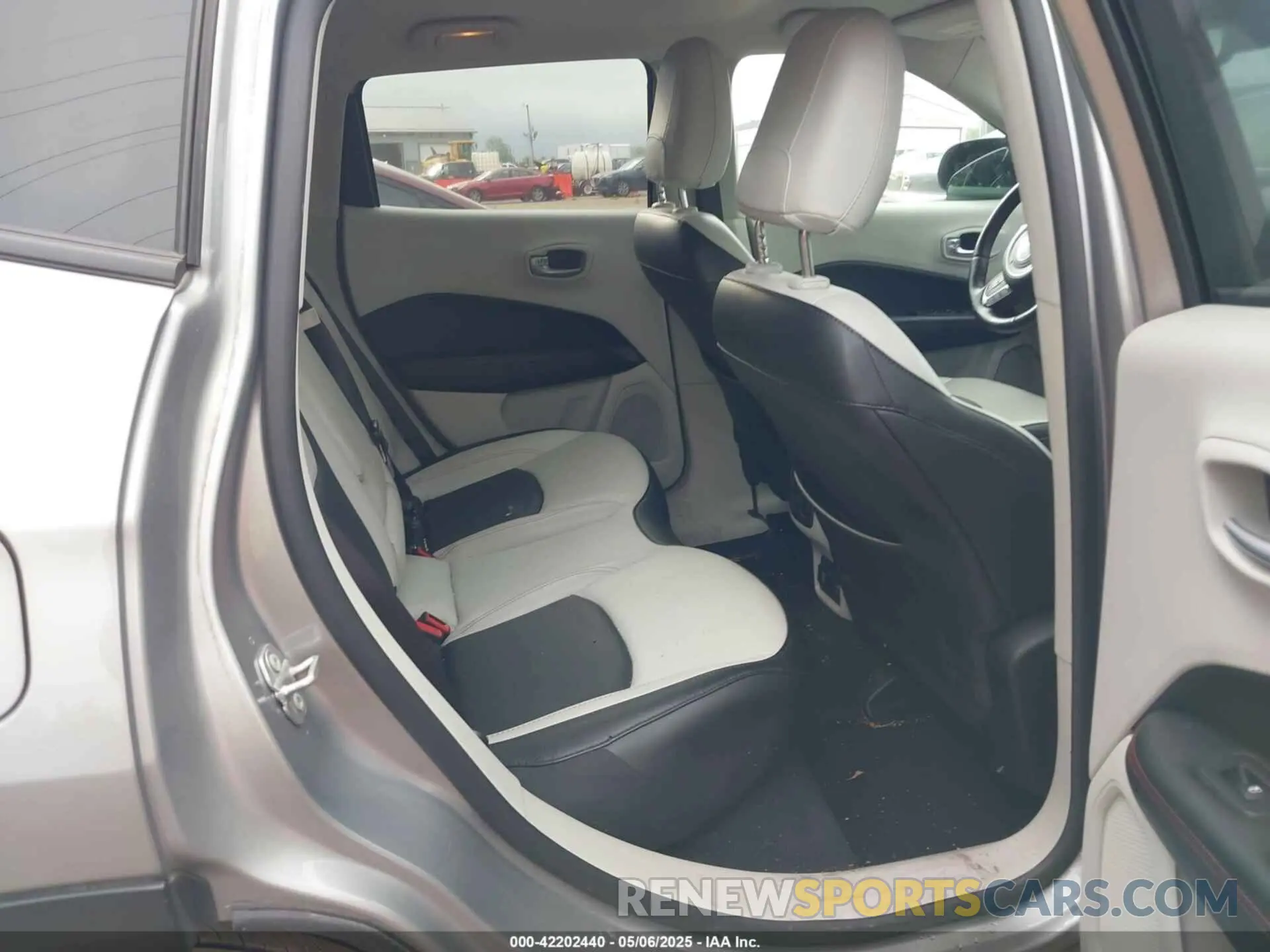 8 Photograph of a damaged car 3C4NJCCB9MT588894 JEEP COMPASS 2021
