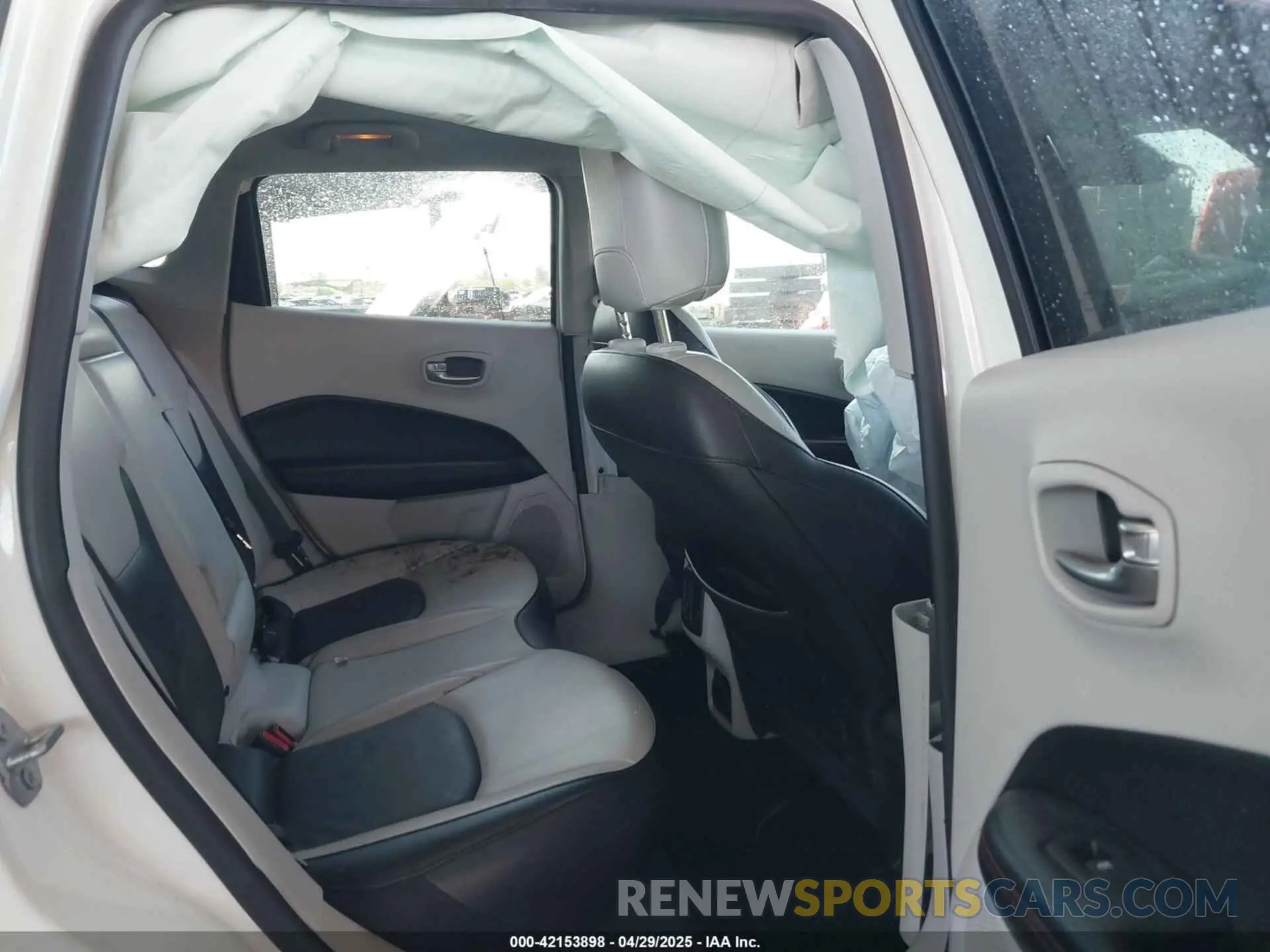 8 Photograph of a damaged car 3C4NJCCBXMT511497 JEEP COMPASS 2021