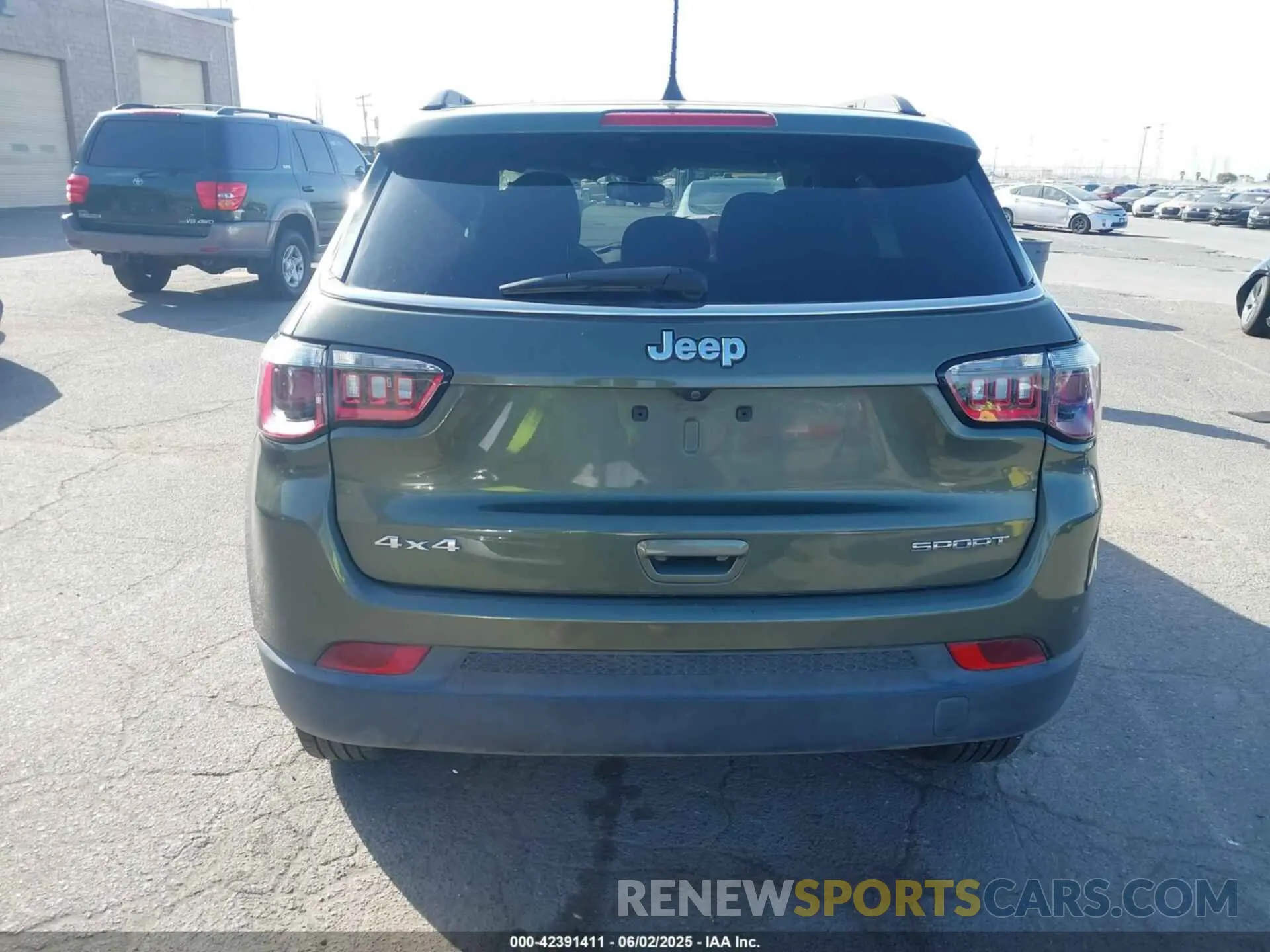 17 Photograph of a damaged car 3C4NJDAB4MT543838 JEEP COMPASS 2021