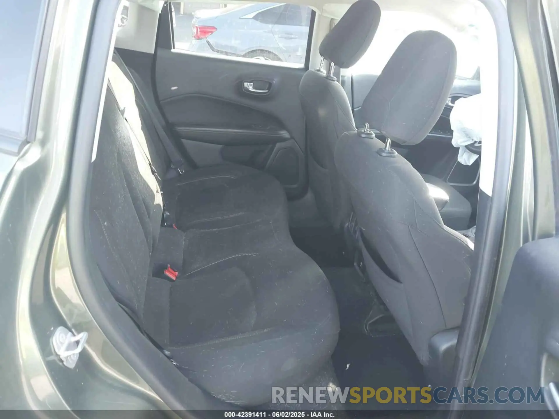 8 Photograph of a damaged car 3C4NJDAB4MT543838 JEEP COMPASS 2021