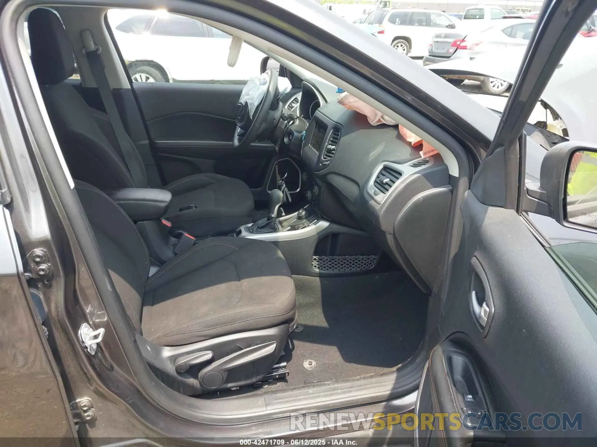 5 Photograph of a damaged car 3C4NJDAB9MT566547 JEEP COMPASS 2021
