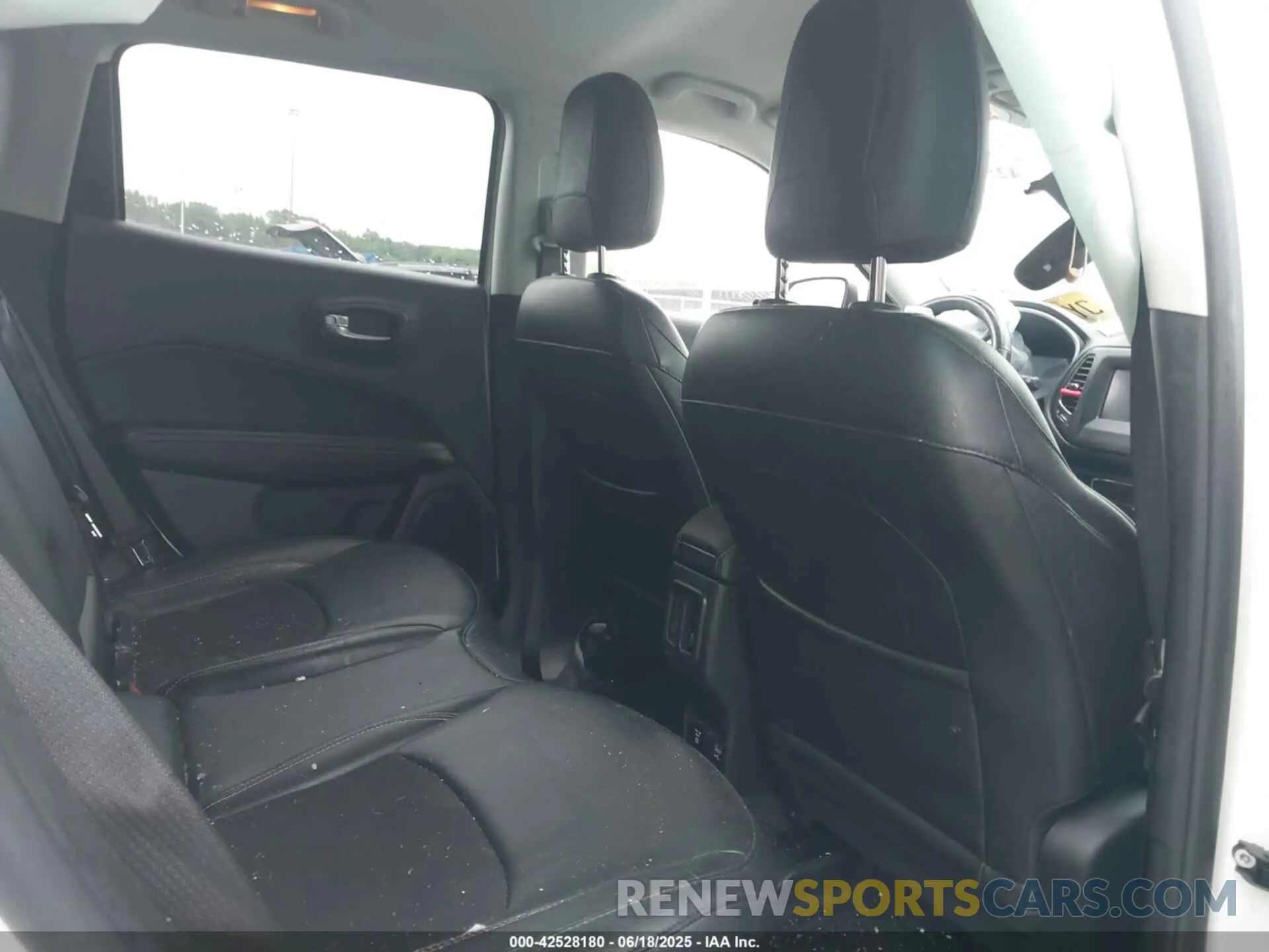8 Photograph of a damaged car 3C4NJDBB6MT537568 JEEP COMPASS 2021
