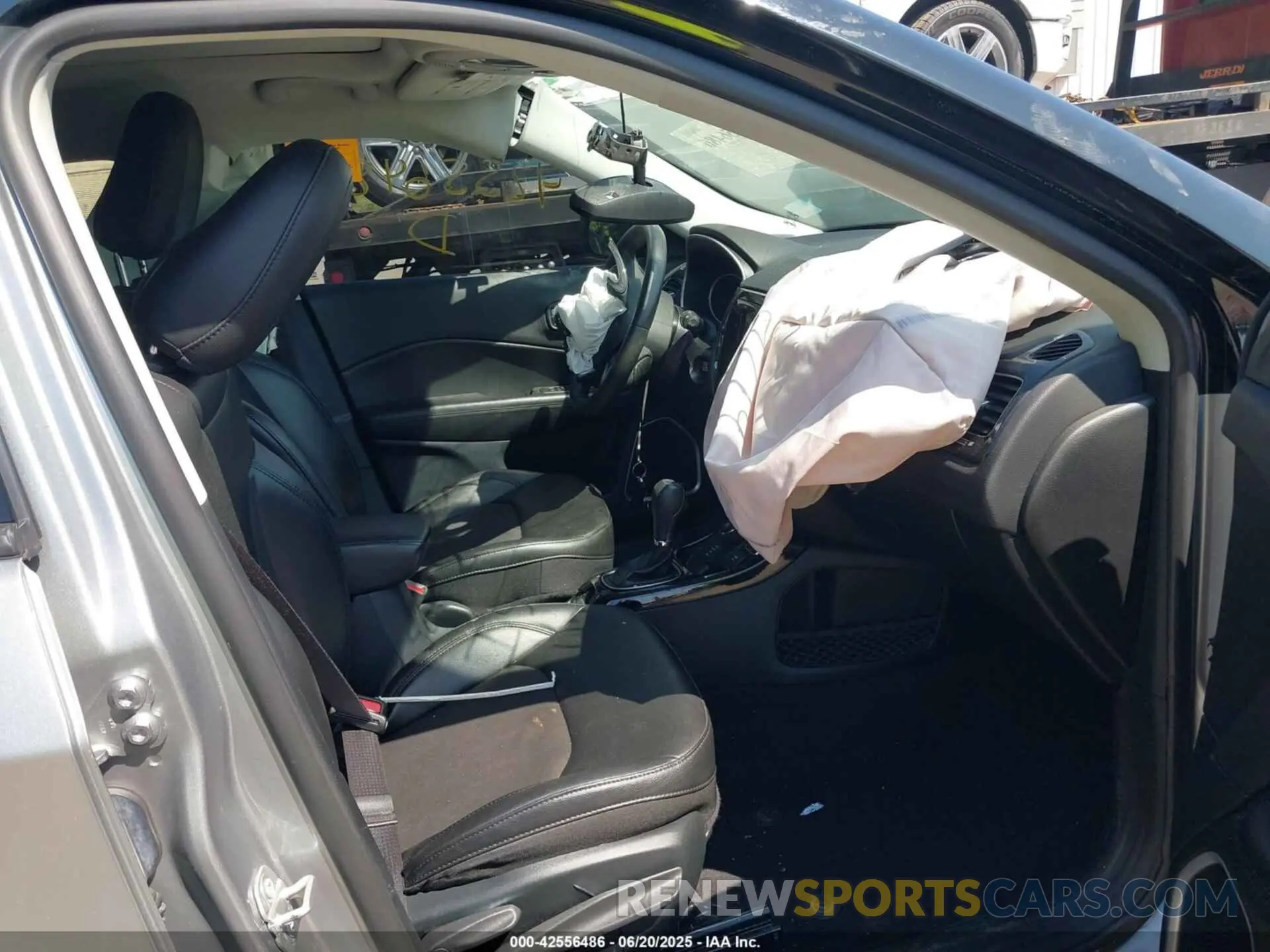 5 Photograph of a damaged car 3C4NJDBBXMT536651 JEEP COMPASS 2021