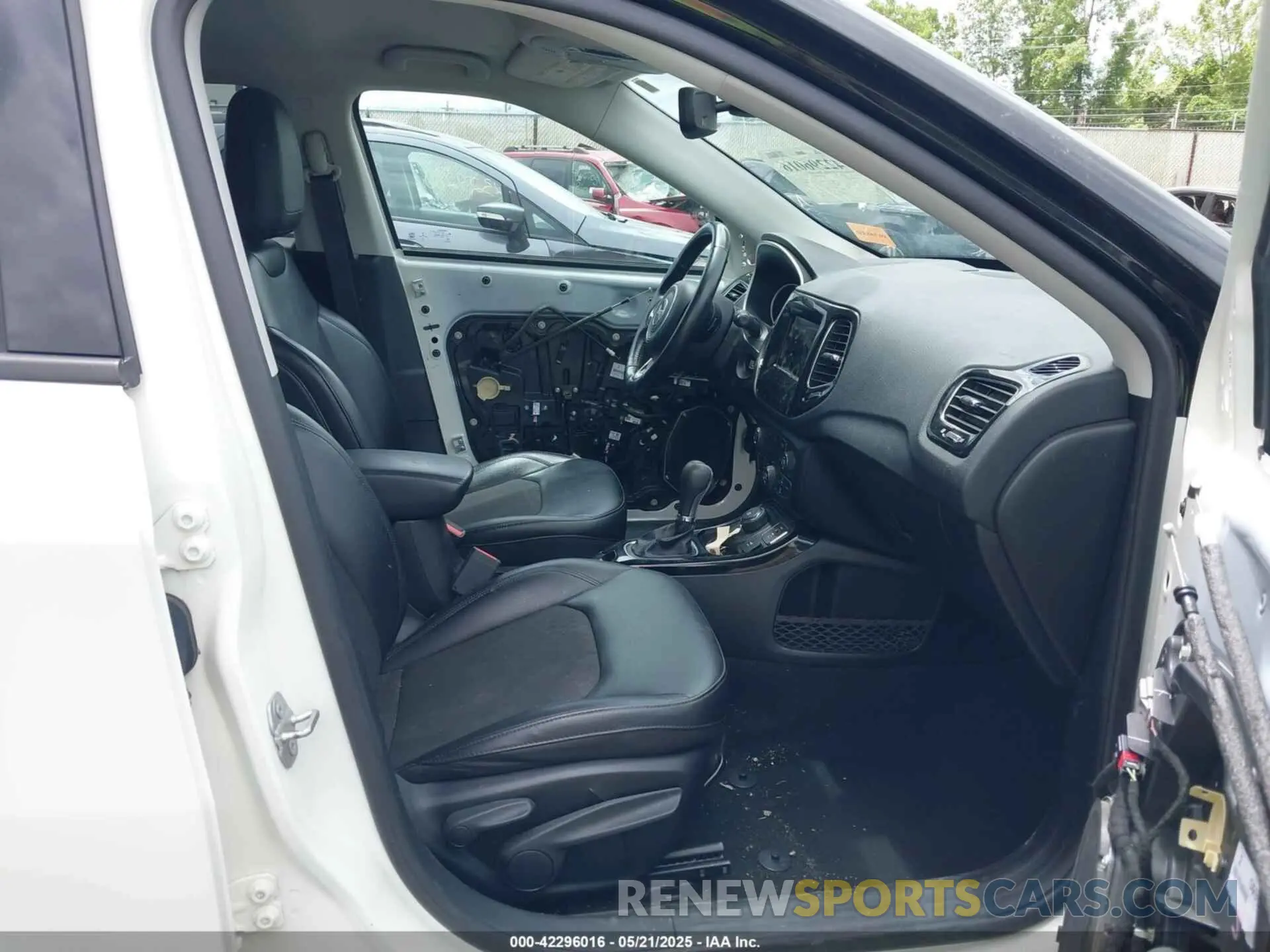 5 Photograph of a damaged car 3C4NJDBBXMT586529 JEEP COMPASS 2021