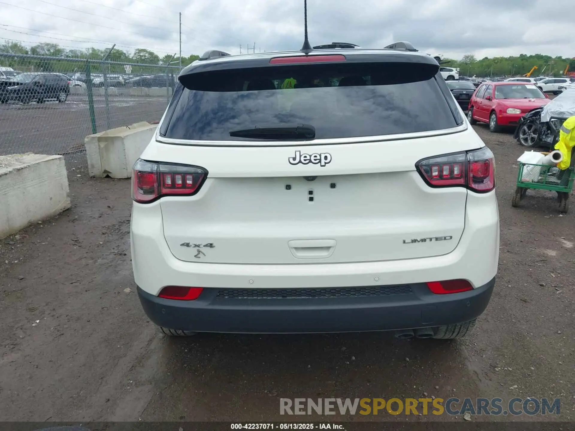 17 Photograph of a damaged car 3C4NJDCB6MT503676 JEEP COMPASS 2021