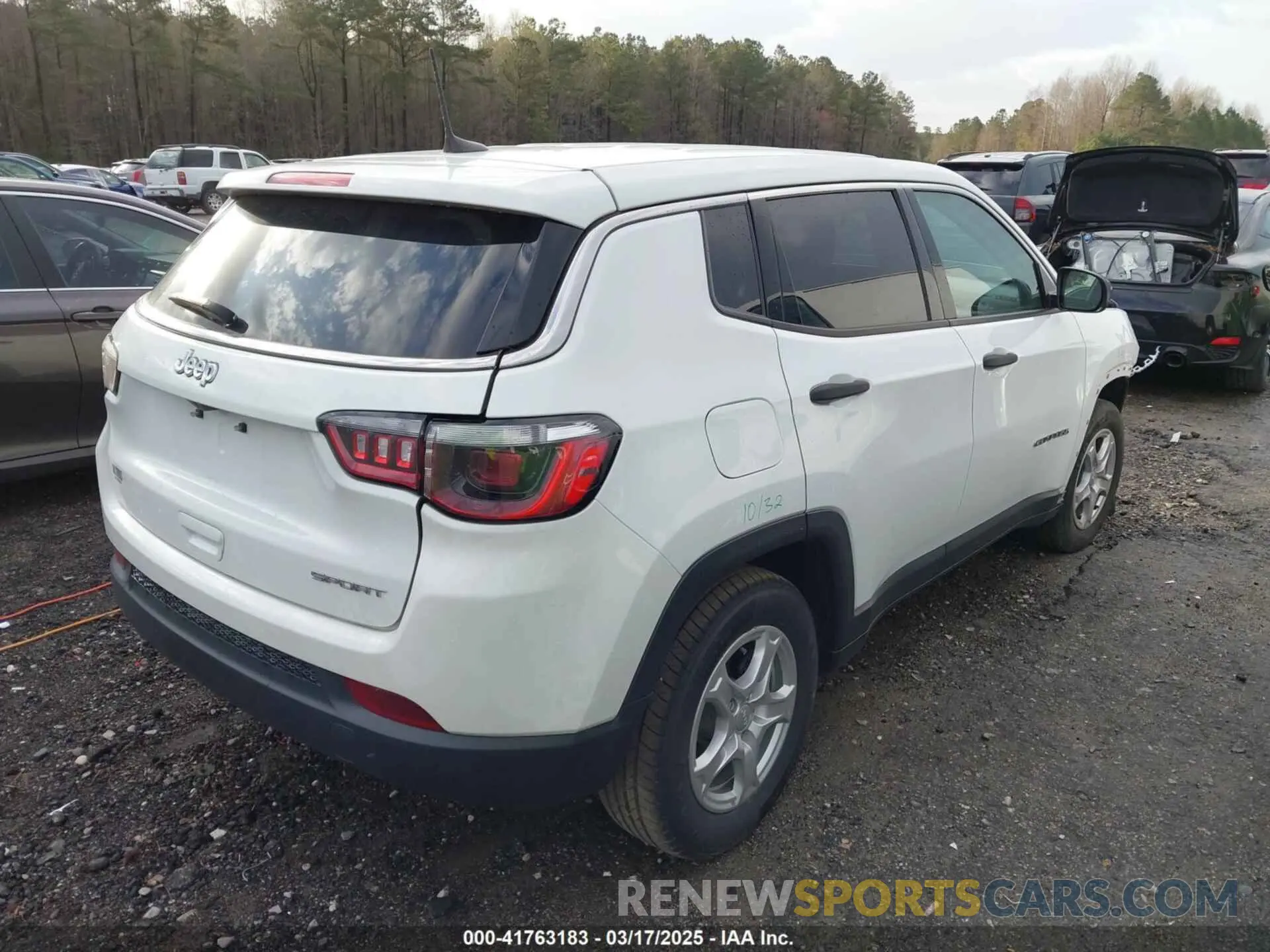 4 Photograph of a damaged car 3C4NJCAB4NT121306 JEEP COMPASS 2022