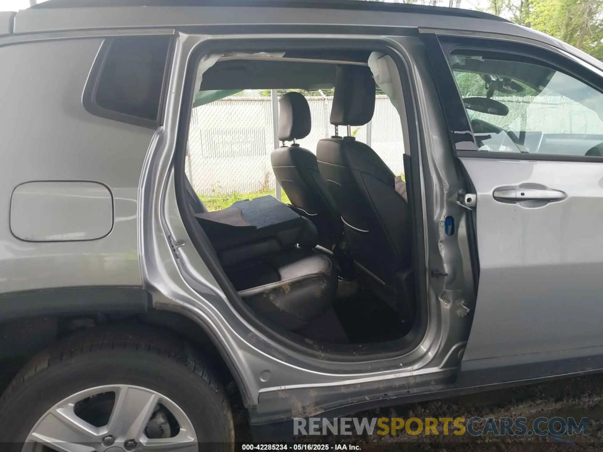 17 Photograph of a damaged car 3C4NJCBB0NT140157 JEEP COMPASS 2022