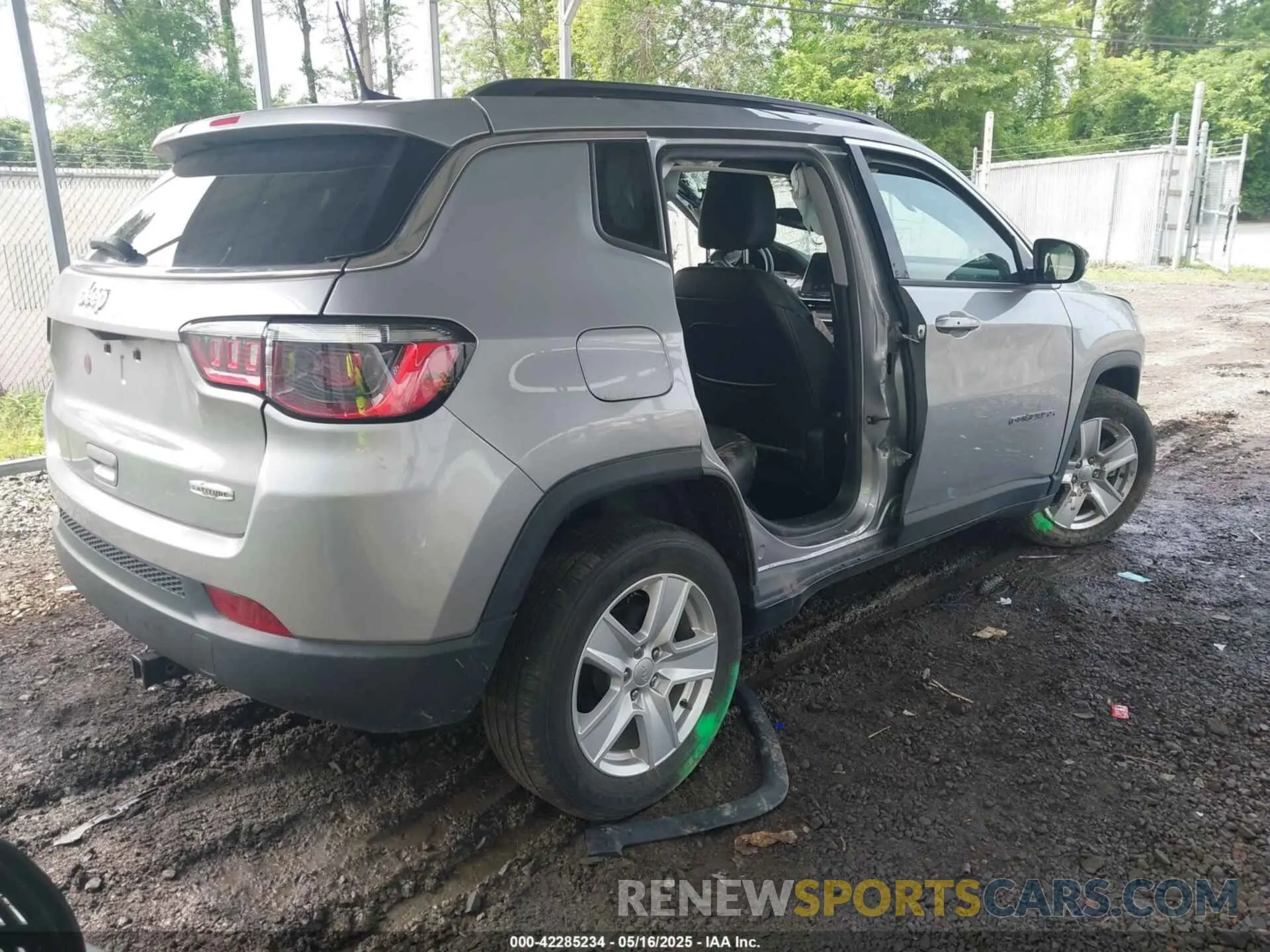 4 Photograph of a damaged car 3C4NJCBB0NT140157 JEEP COMPASS 2022