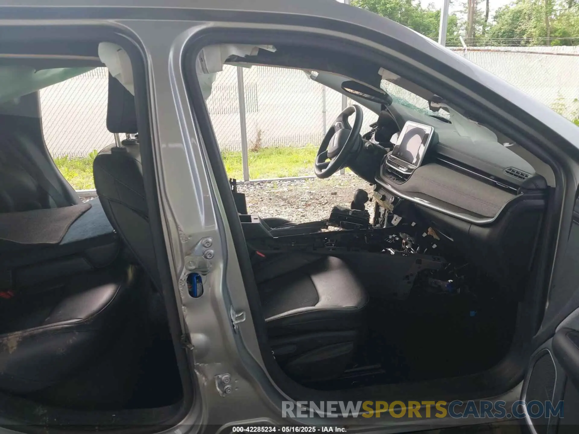 5 Photograph of a damaged car 3C4NJCBB0NT140157 JEEP COMPASS 2022
