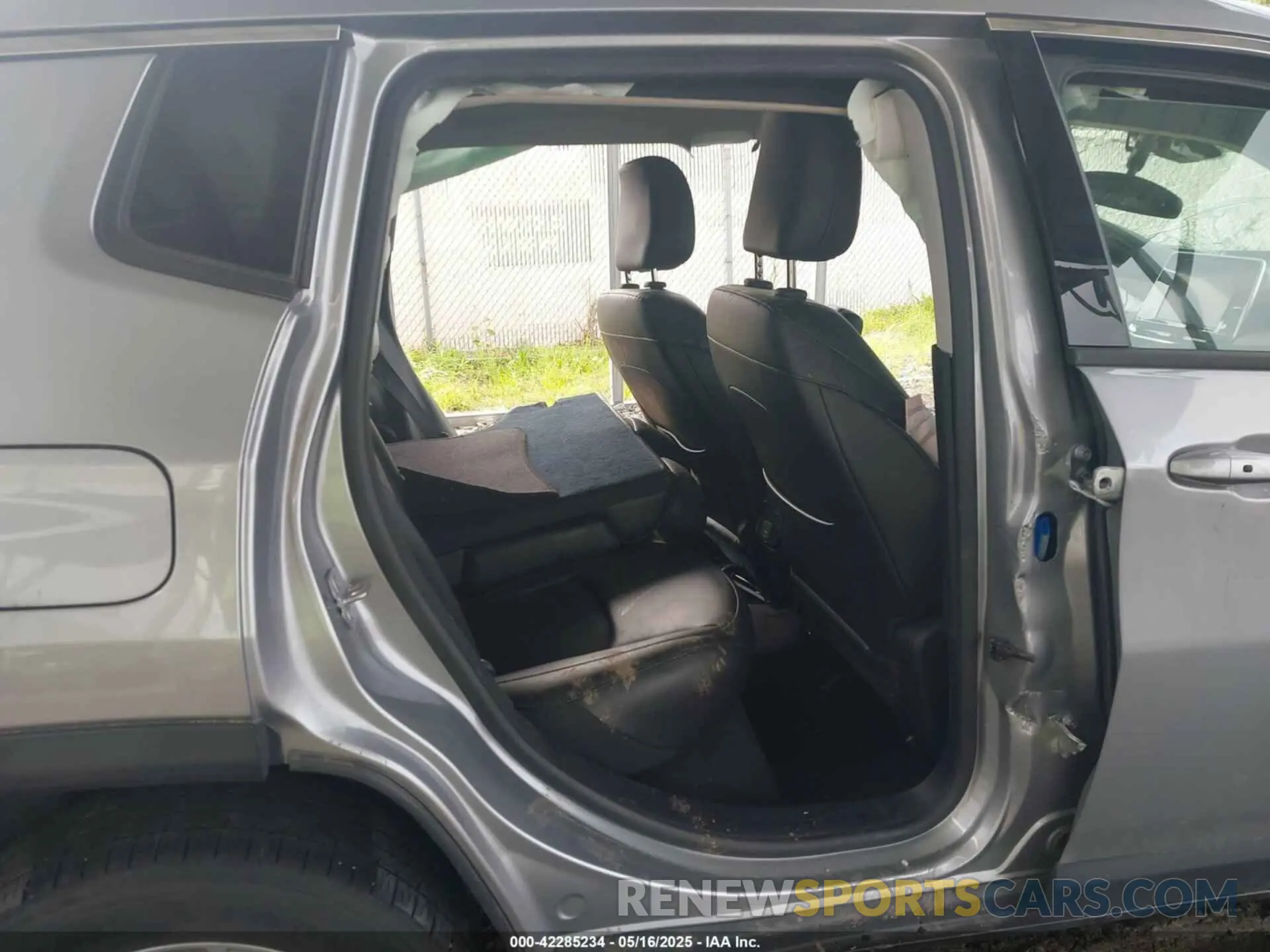 8 Photograph of a damaged car 3C4NJCBB0NT140157 JEEP COMPASS 2022