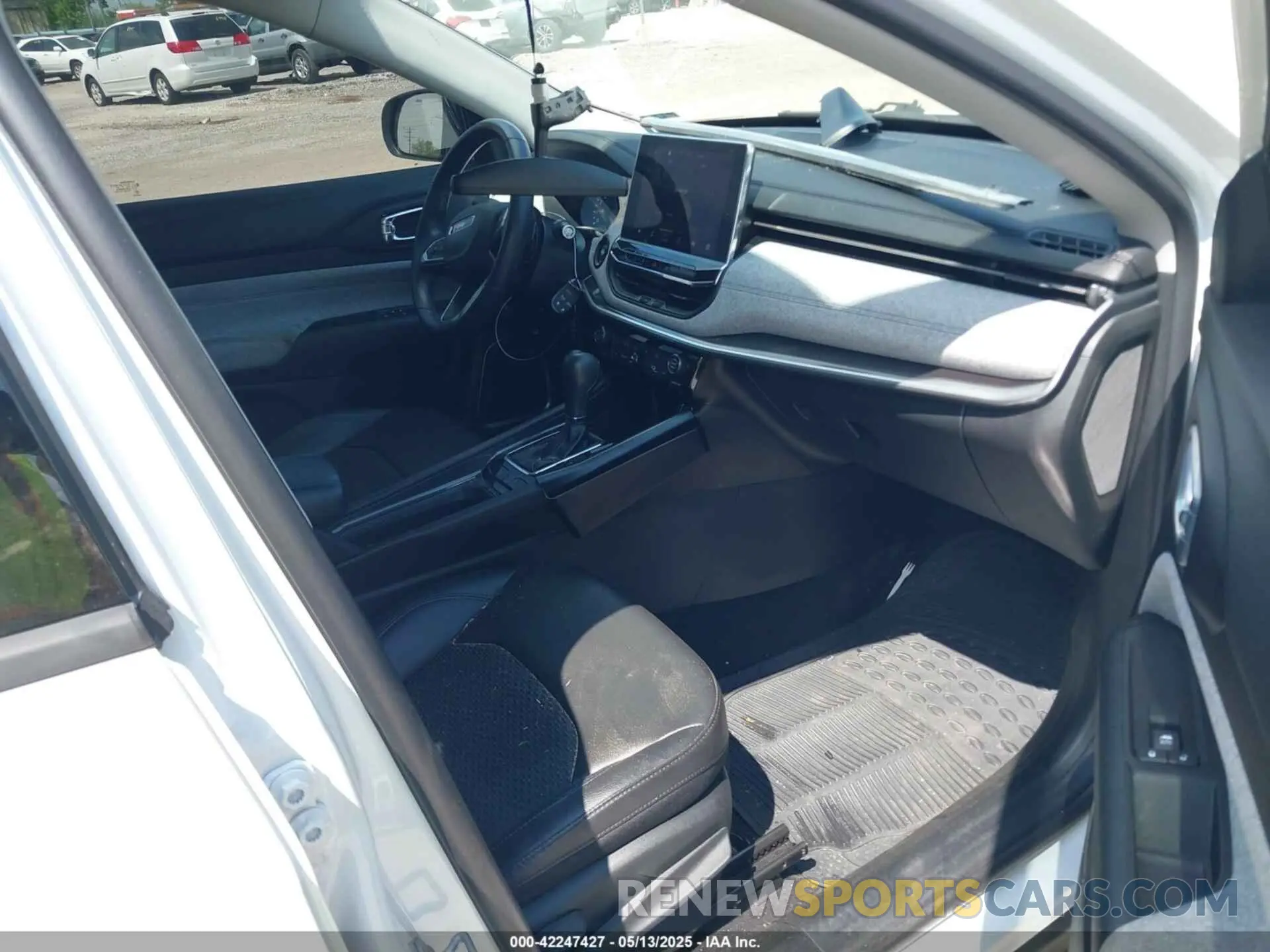 5 Photograph of a damaged car 3C4NJCBB0NT189262 JEEP COMPASS 2022