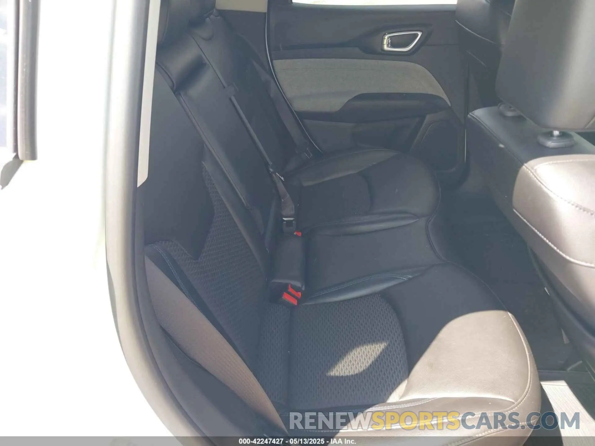 8 Photograph of a damaged car 3C4NJCBB0NT189262 JEEP COMPASS 2022