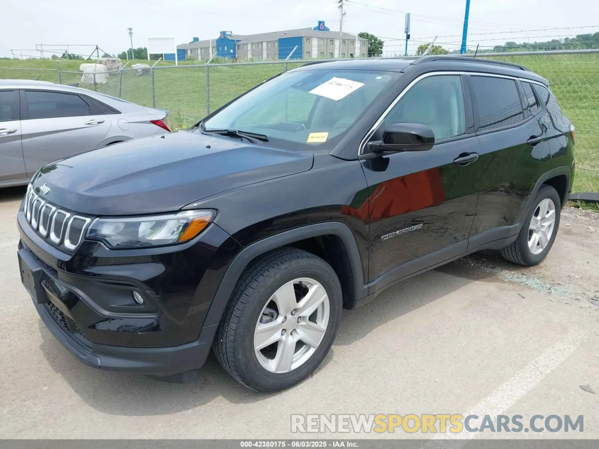 2 Photograph of a damaged car 3C4NJCBB4NT139111 JEEP COMPASS 2022