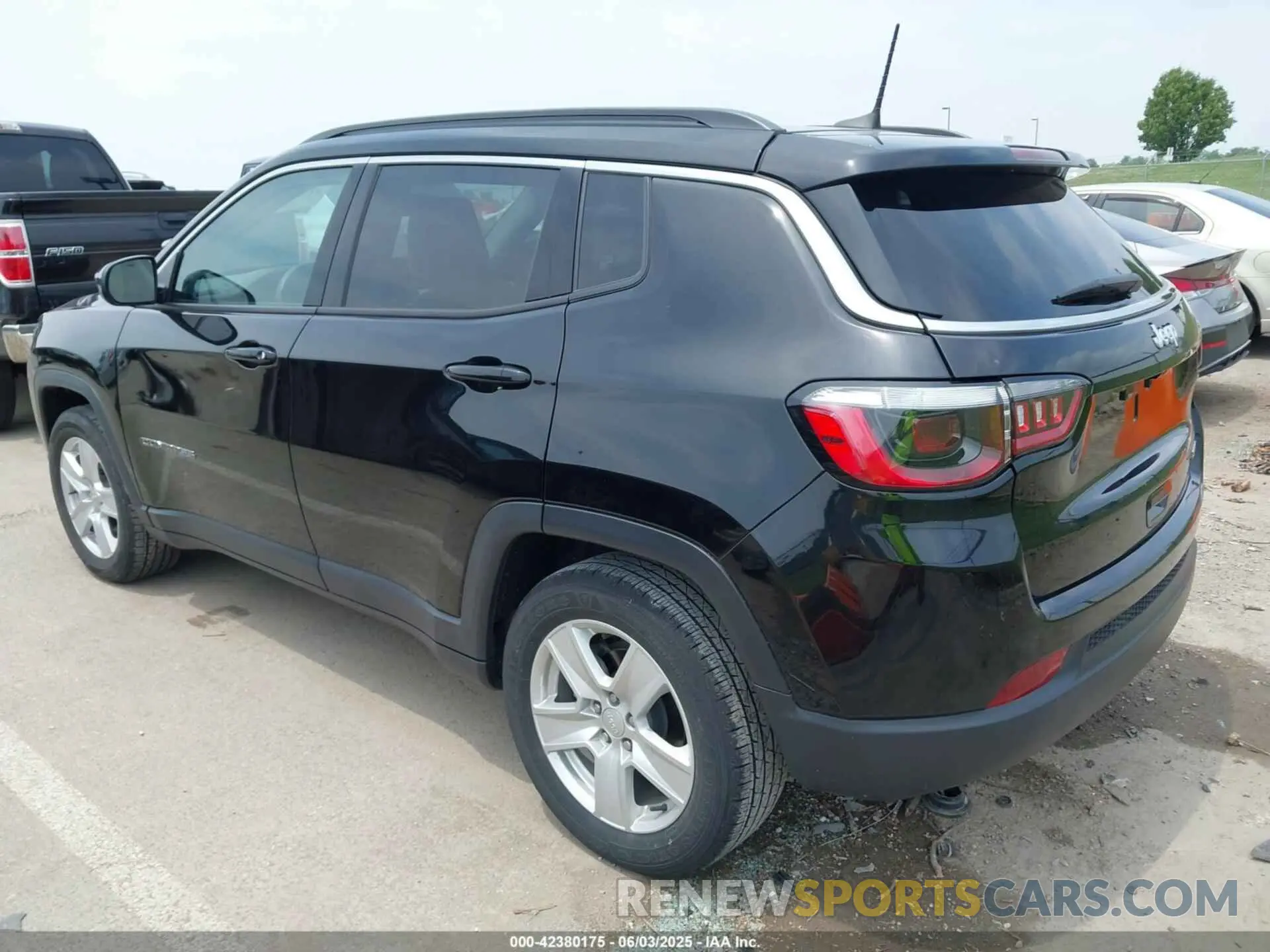 3 Photograph of a damaged car 3C4NJCBB4NT139111 JEEP COMPASS 2022