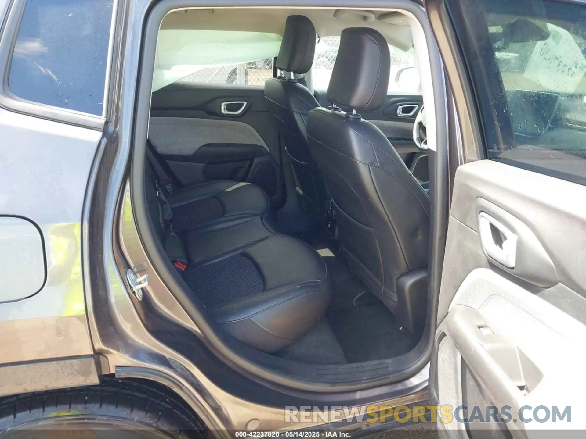 8 Photograph of a damaged car 3C4NJCBB5NT103444 JEEP COMPASS 2022