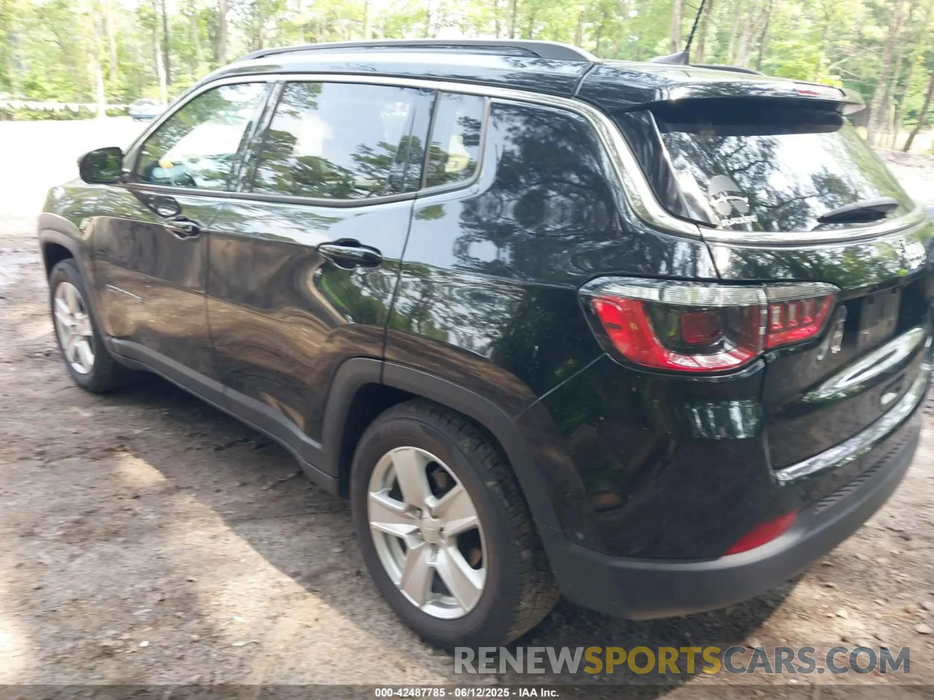 3 Photograph of a damaged car 3C4NJCBB5NT140011 JEEP COMPASS 2022