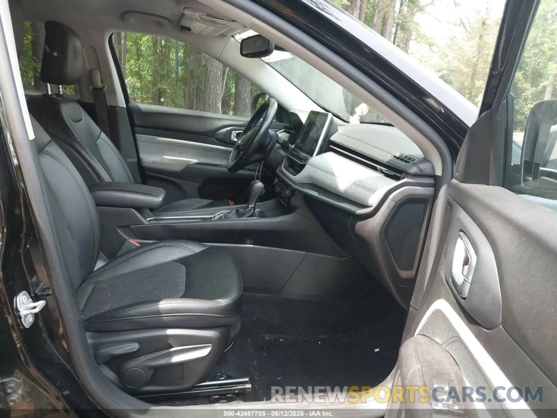 5 Photograph of a damaged car 3C4NJCBB5NT140011 JEEP COMPASS 2022