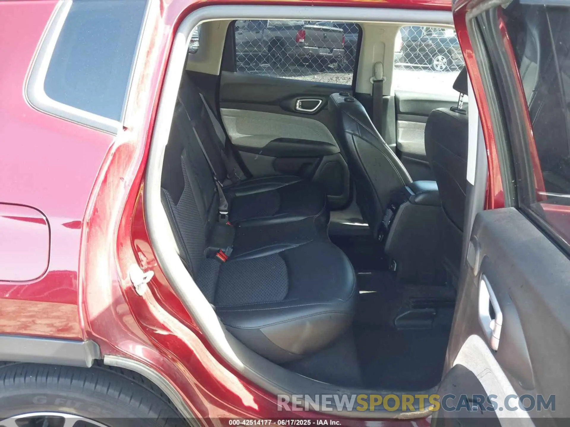 8 Photograph of a damaged car 3C4NJCBB6NT119409 JEEP COMPASS 2022