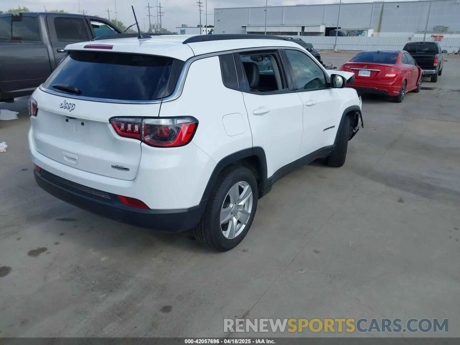 4 Photograph of a damaged car 3C4NJCBB6NT217940 JEEP COMPASS 2022