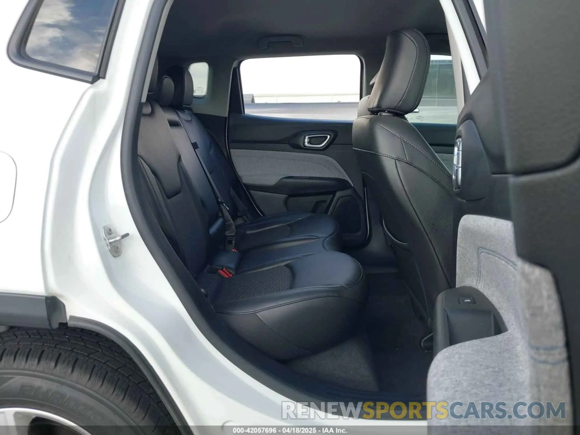 8 Photograph of a damaged car 3C4NJCBB6NT217940 JEEP COMPASS 2022