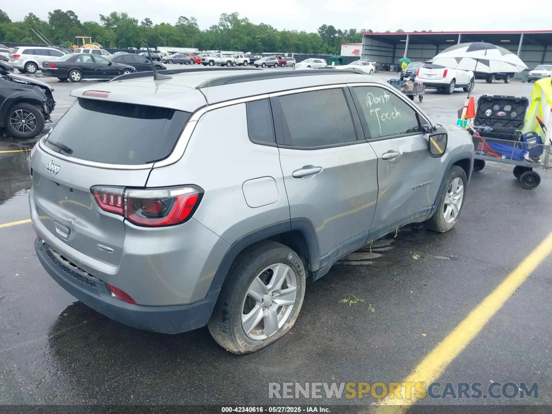 4 Photograph of a damaged car 3C4NJCBB6NT228906 JEEP COMPASS 2022