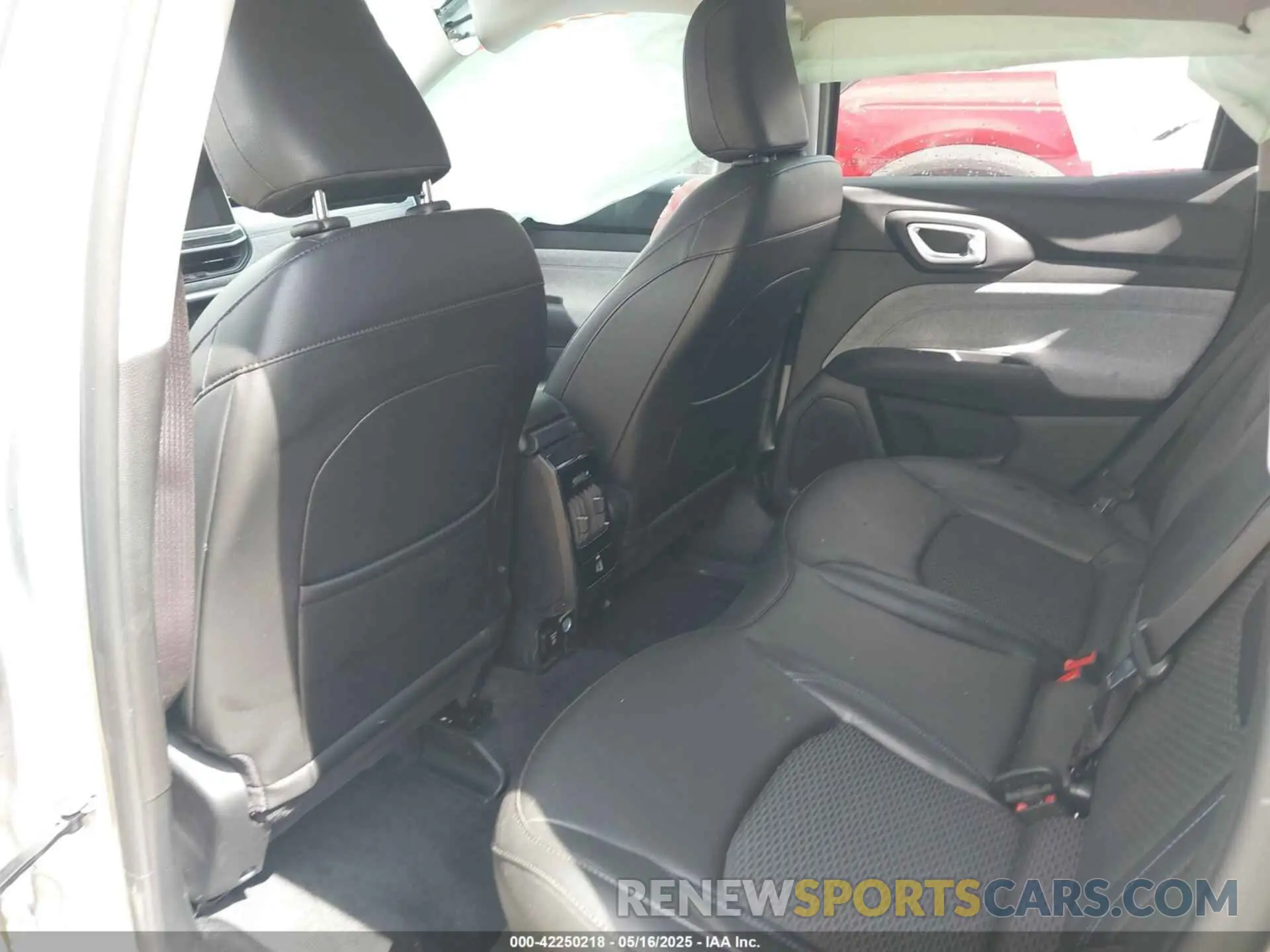 8 Photograph of a damaged car 3C4NJCBB7NT189257 JEEP COMPASS 2022