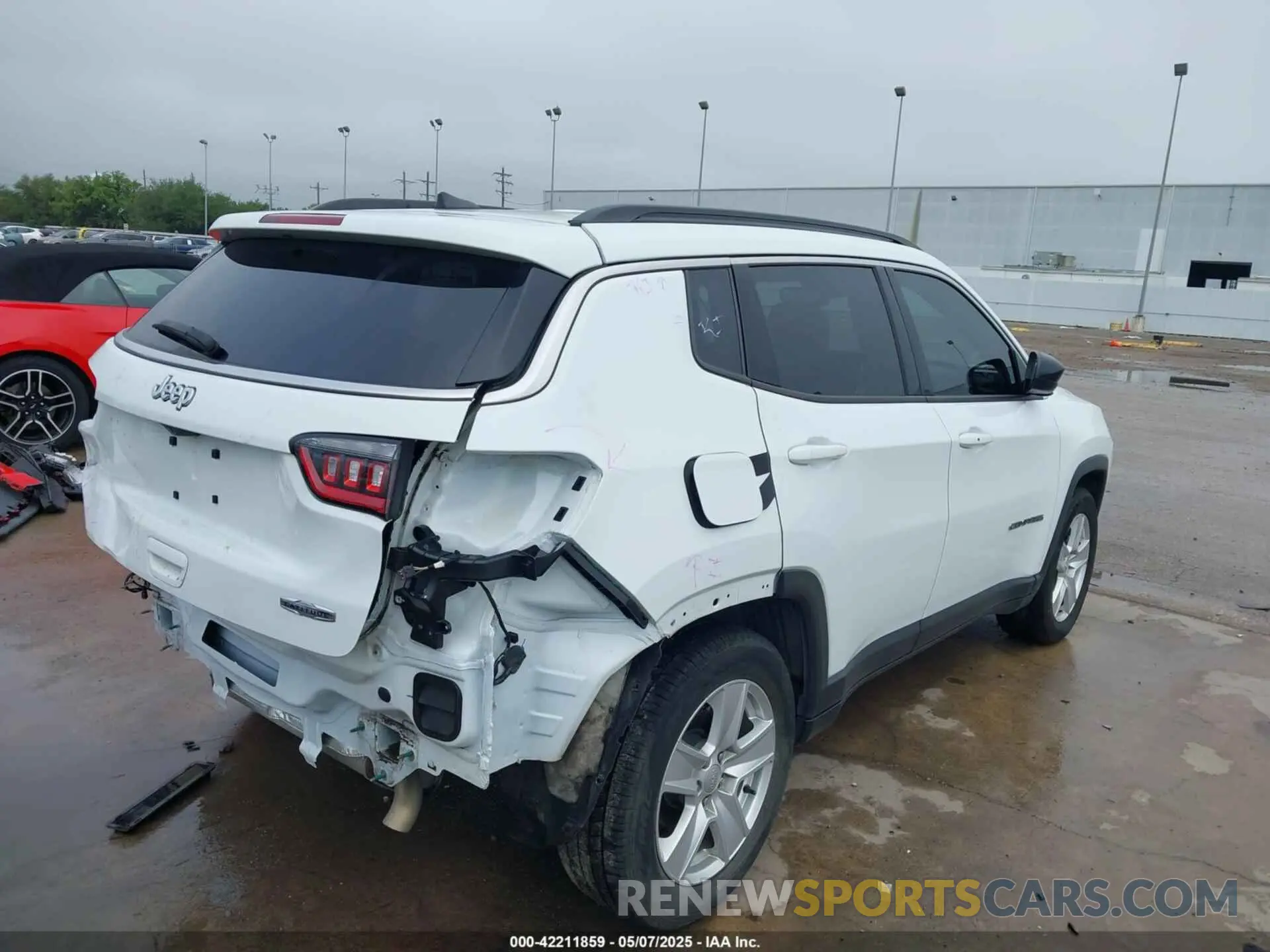 4 Photograph of a damaged car 3C4NJCBB8NT137619 JEEP COMPASS 2022