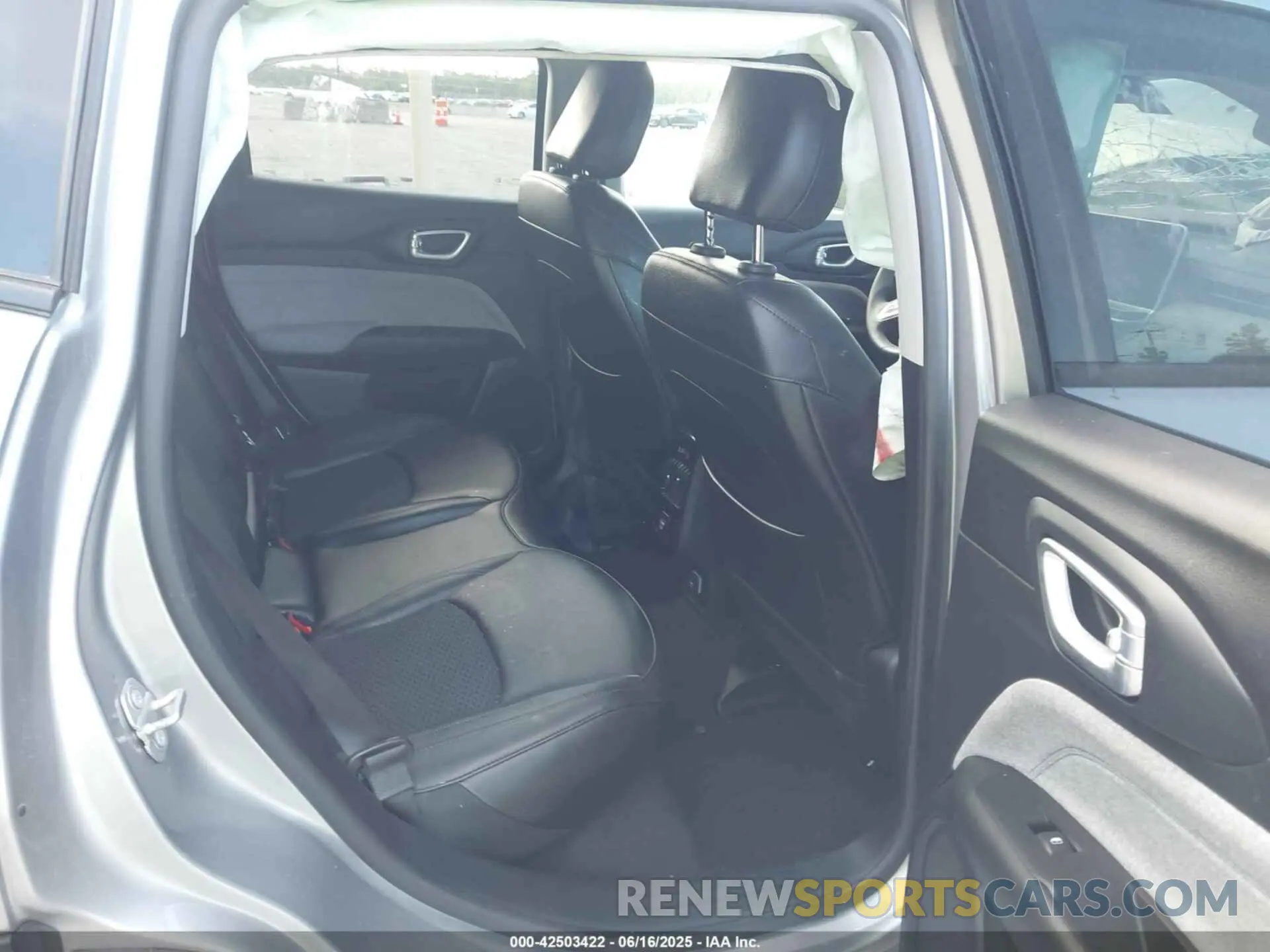 8 Photograph of a damaged car 3C4NJCBB8NT138706 JEEP COMPASS 2022