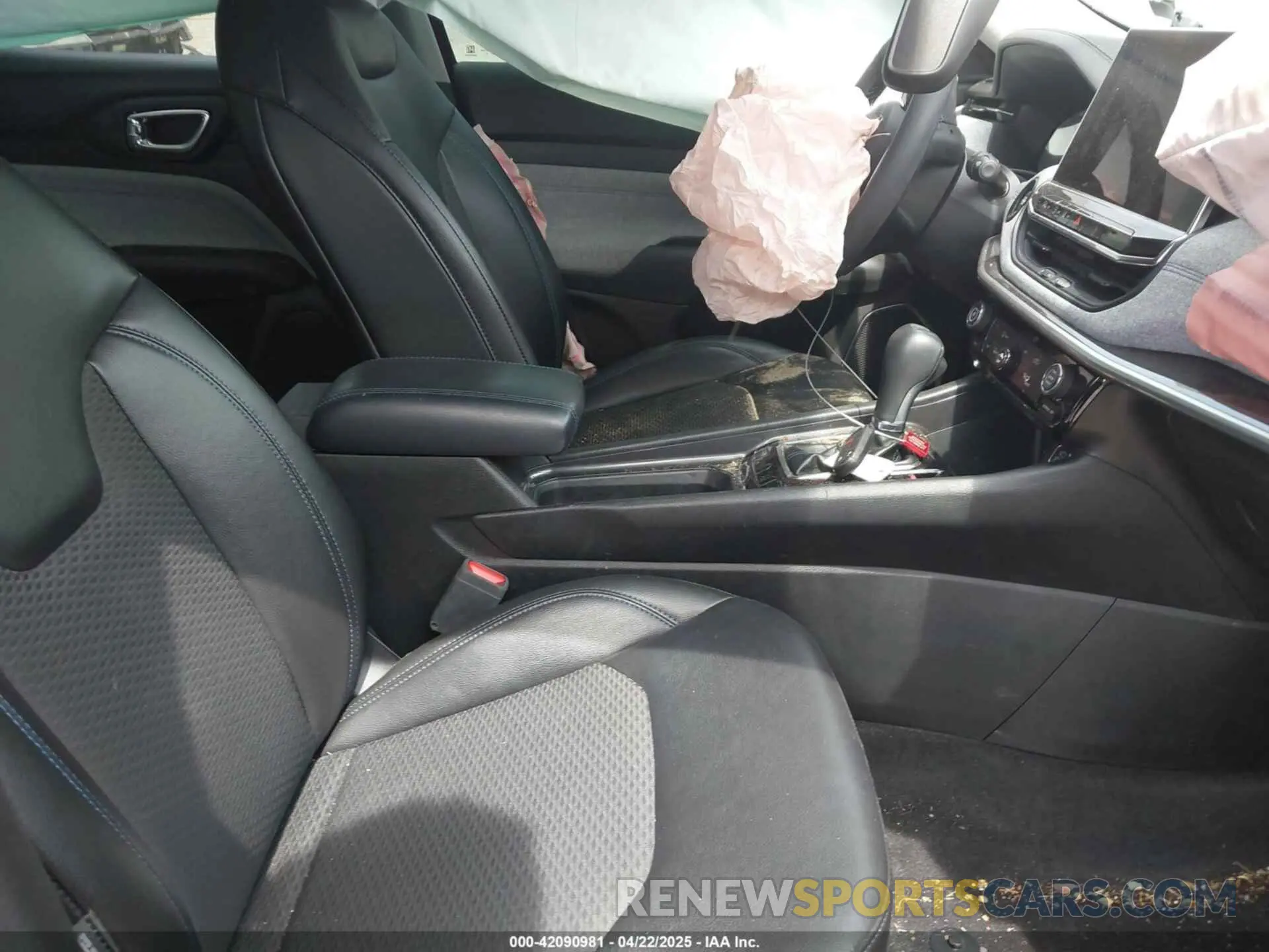 5 Photograph of a damaged car 3C4NJCBB9NT187445 JEEP COMPASS 2022