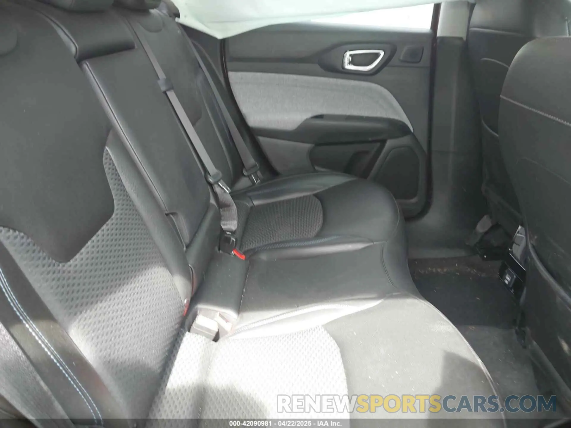 8 Photograph of a damaged car 3C4NJCBB9NT187445 JEEP COMPASS 2022