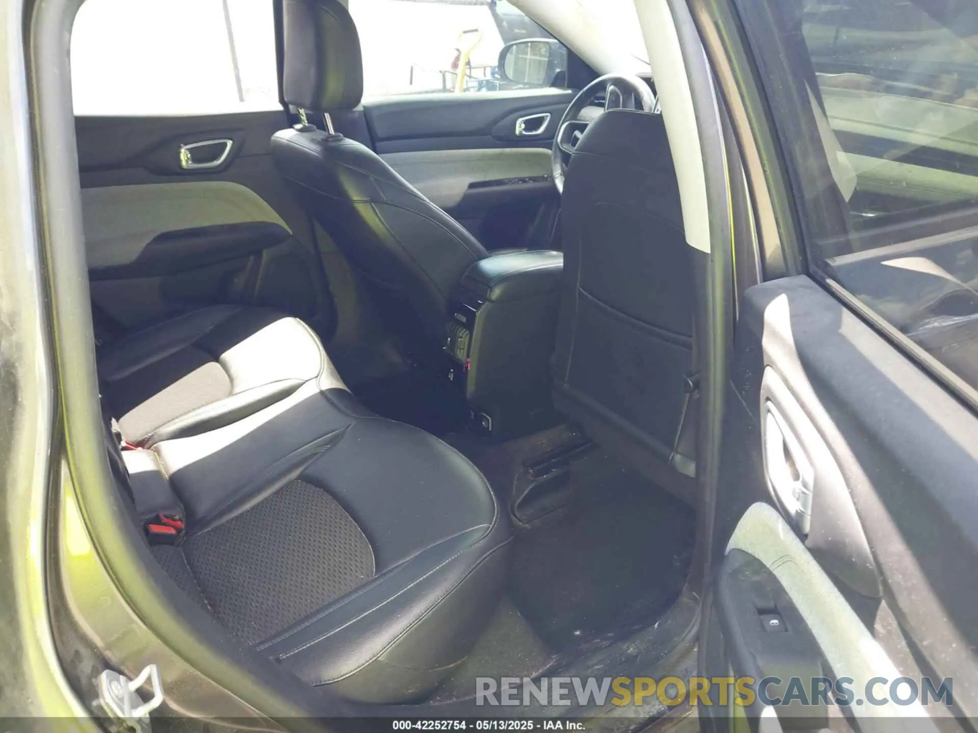 8 Photograph of a damaged car 3C4NJDBB0NT126474 JEEP COMPASS 2022