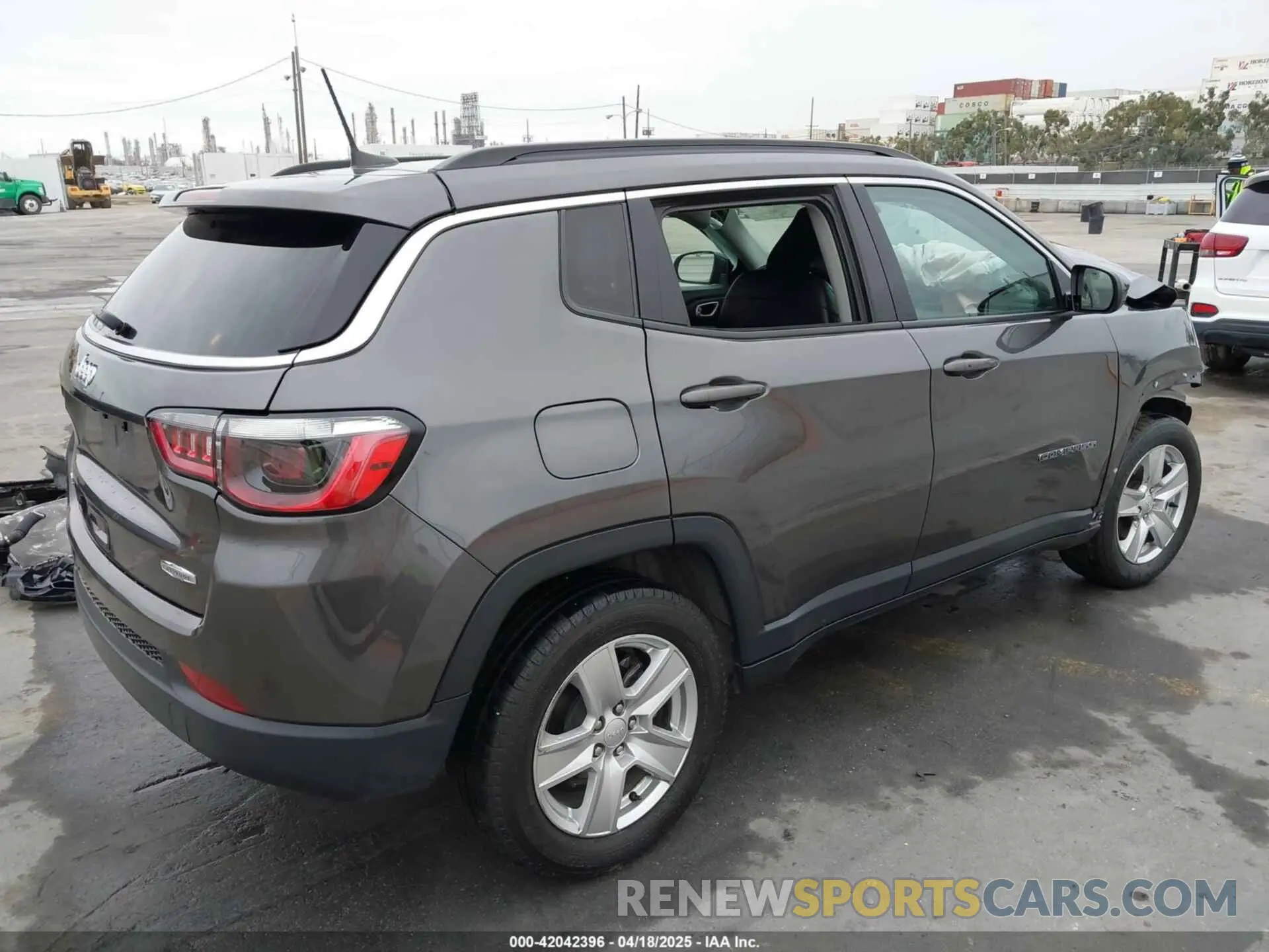 4 Photograph of a damaged car 3C4NJDBB2NT176163 JEEP COMPASS 2022