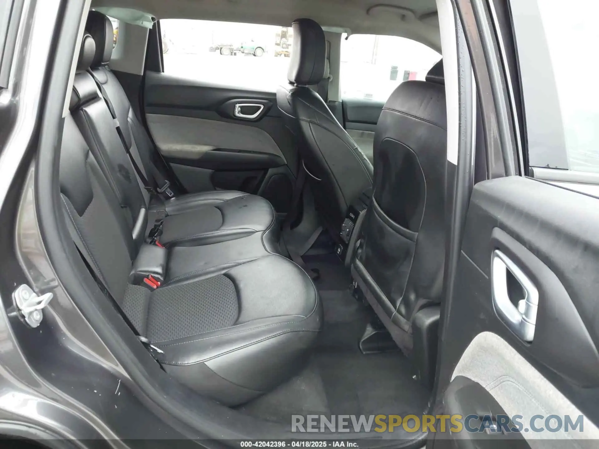 8 Photograph of a damaged car 3C4NJDBB2NT176163 JEEP COMPASS 2022