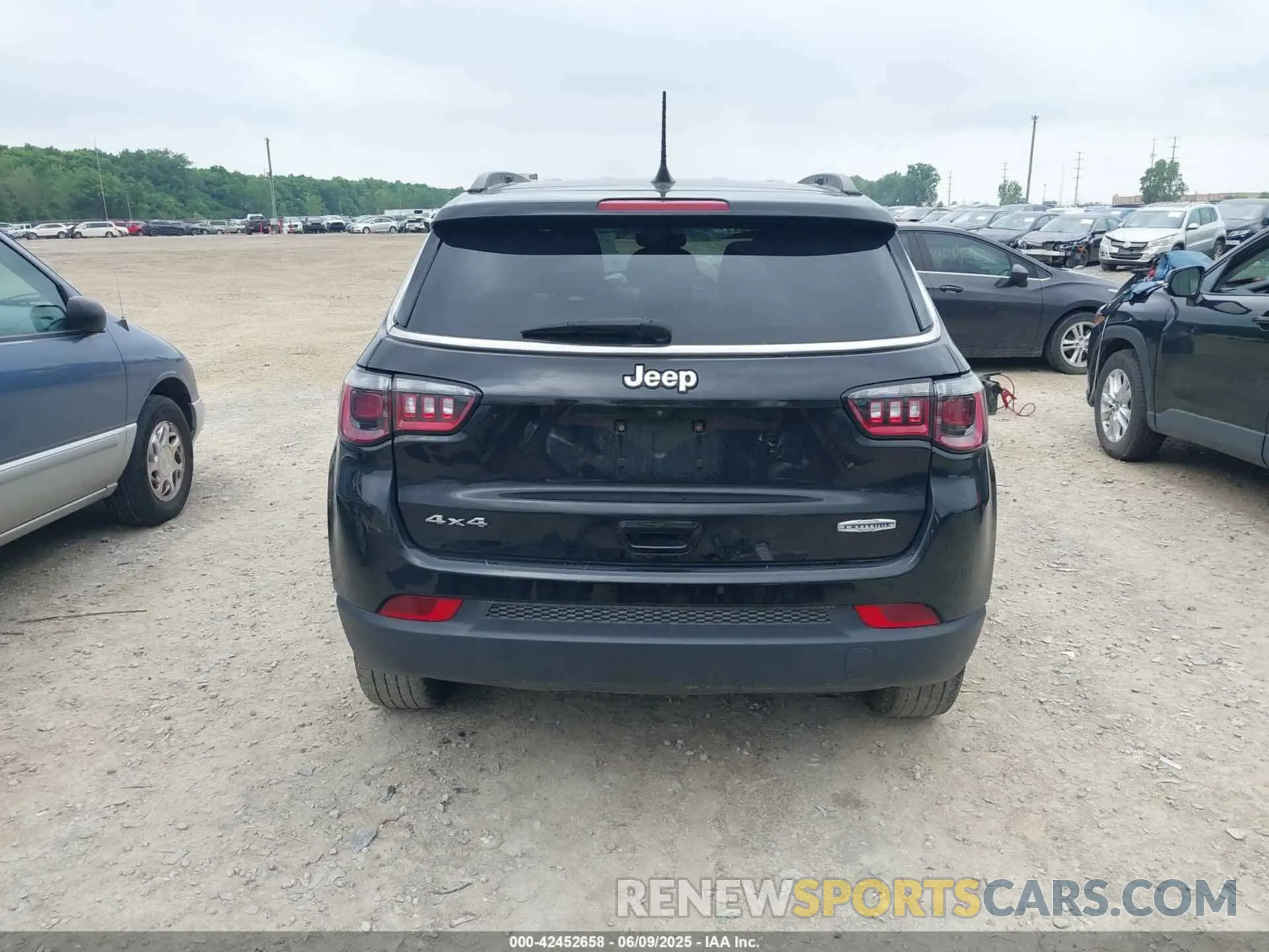 17 Photograph of a damaged car 3C4NJDBB3NT113332 JEEP COMPASS 2022