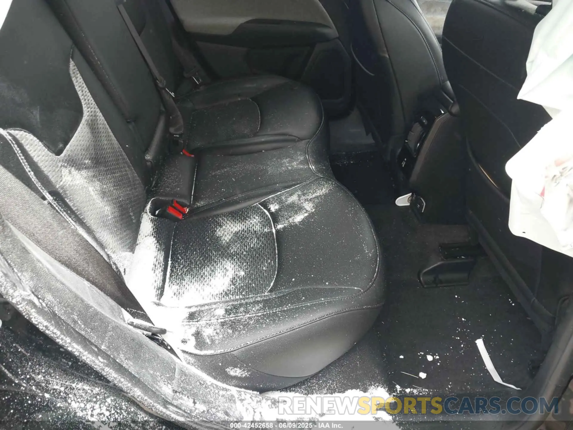 8 Photograph of a damaged car 3C4NJDBB3NT113332 JEEP COMPASS 2022