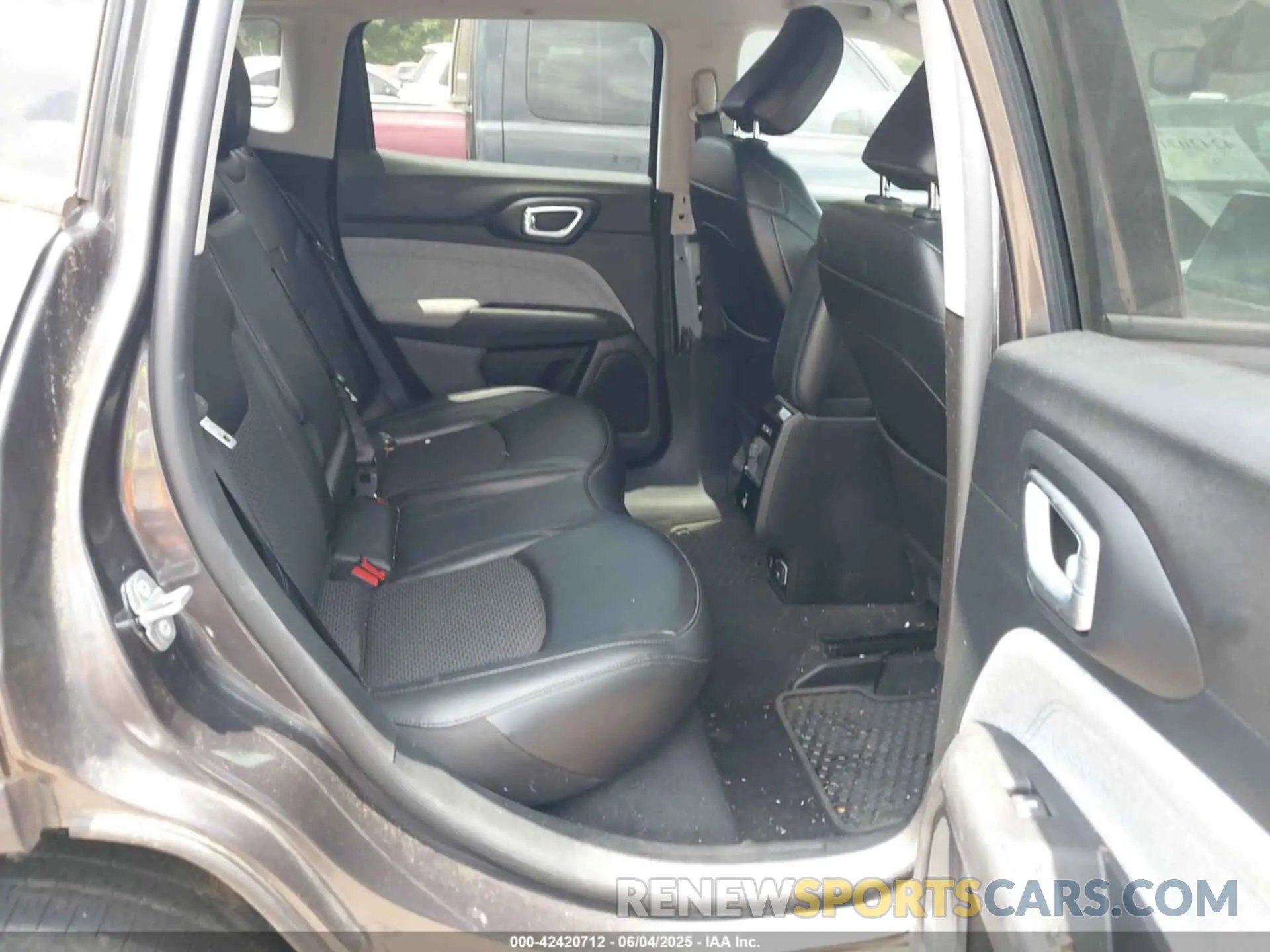 8 Photograph of a damaged car 3C4NJDBB3NT147304 JEEP COMPASS 2022