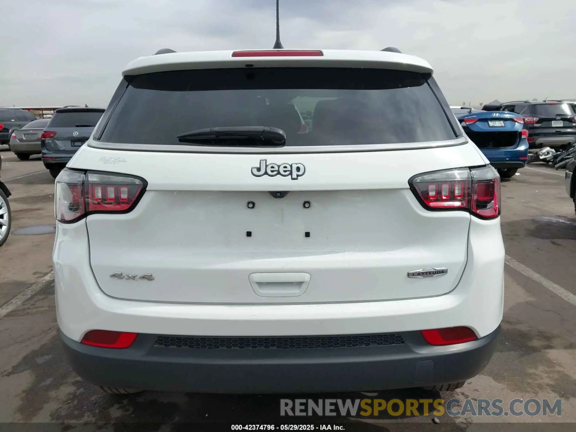 16 Photograph of a damaged car 3C4NJDBB6NT115950 JEEP COMPASS 2022