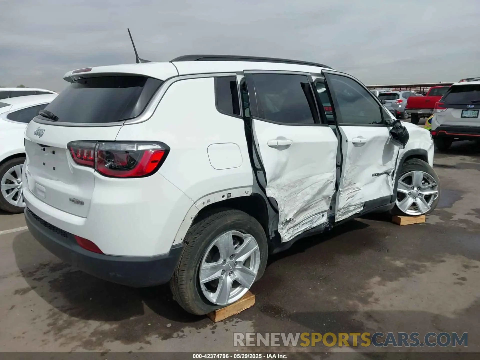 4 Photograph of a damaged car 3C4NJDBB6NT115950 JEEP COMPASS 2022