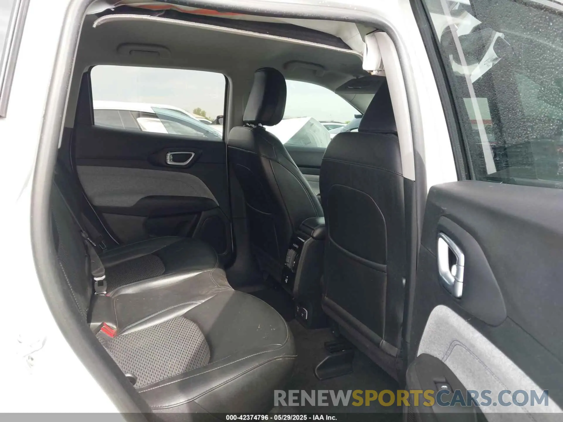 8 Photograph of a damaged car 3C4NJDBB6NT115950 JEEP COMPASS 2022