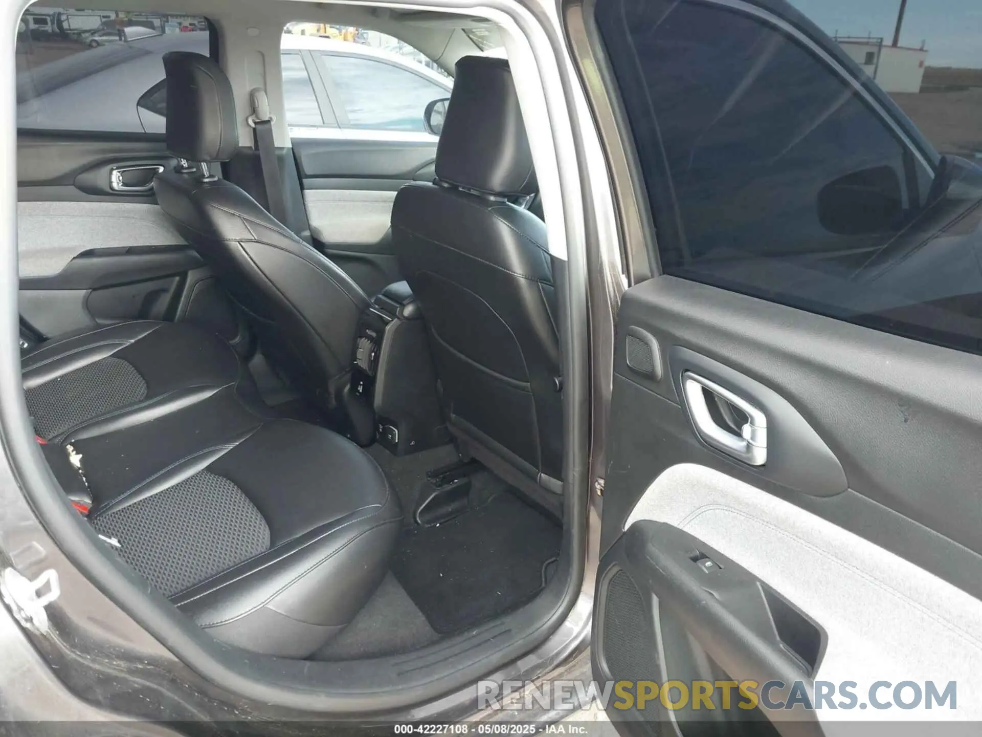 8 Photograph of a damaged car 3C4NJDBB6NT120808 JEEP COMPASS 2022