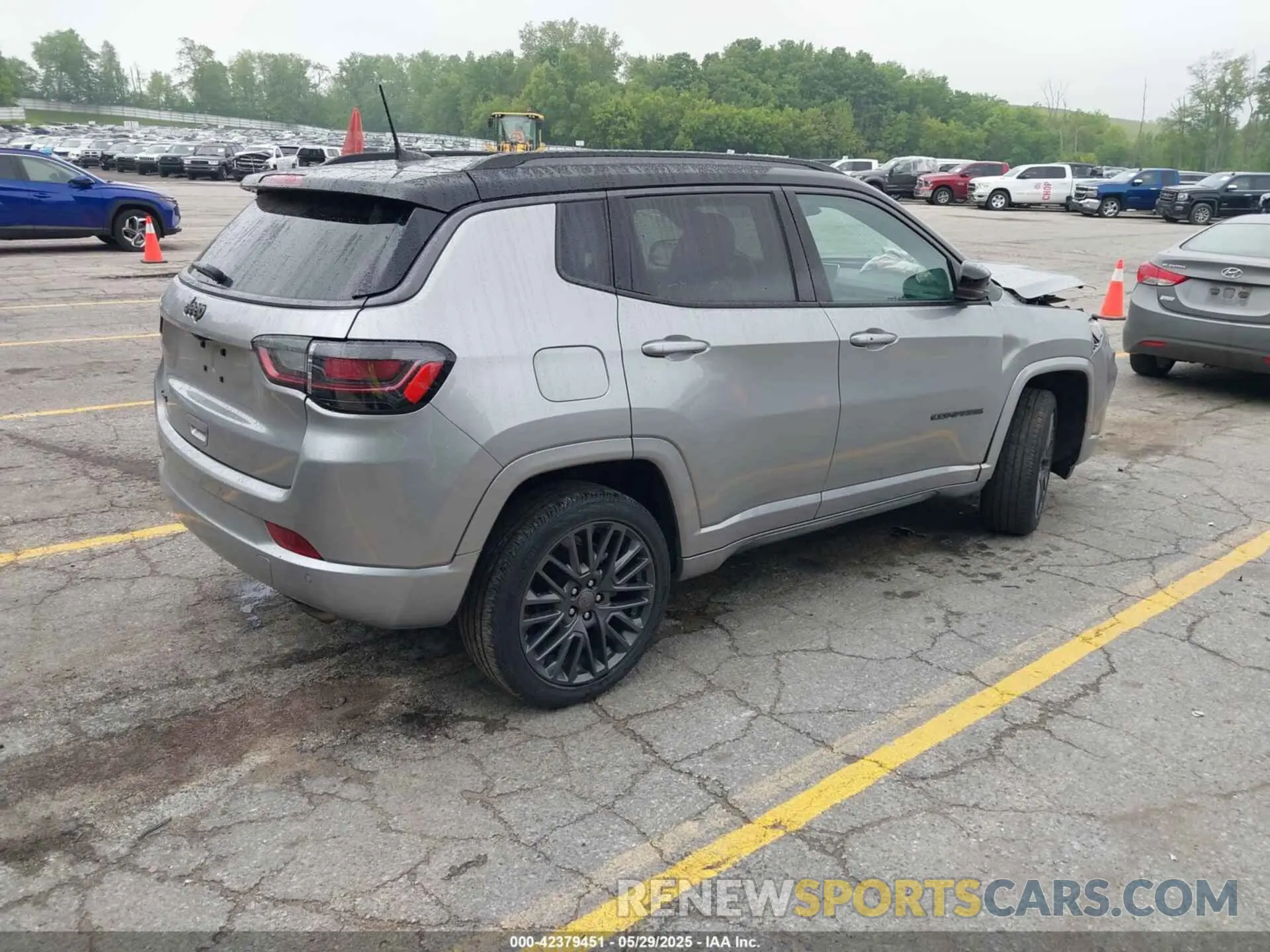 4 Photograph of a damaged car 3C4NJDCB0NT108670 JEEP COMPASS 2022