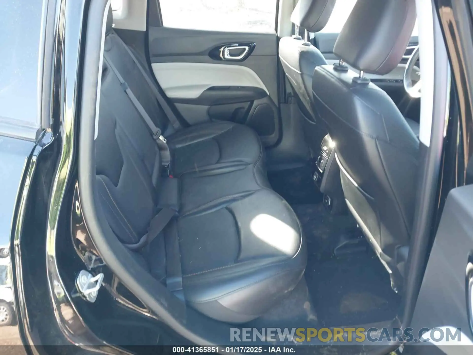 8 Photograph of a damaged car 3C4NJDCB4NT150078 JEEP COMPASS 2022
