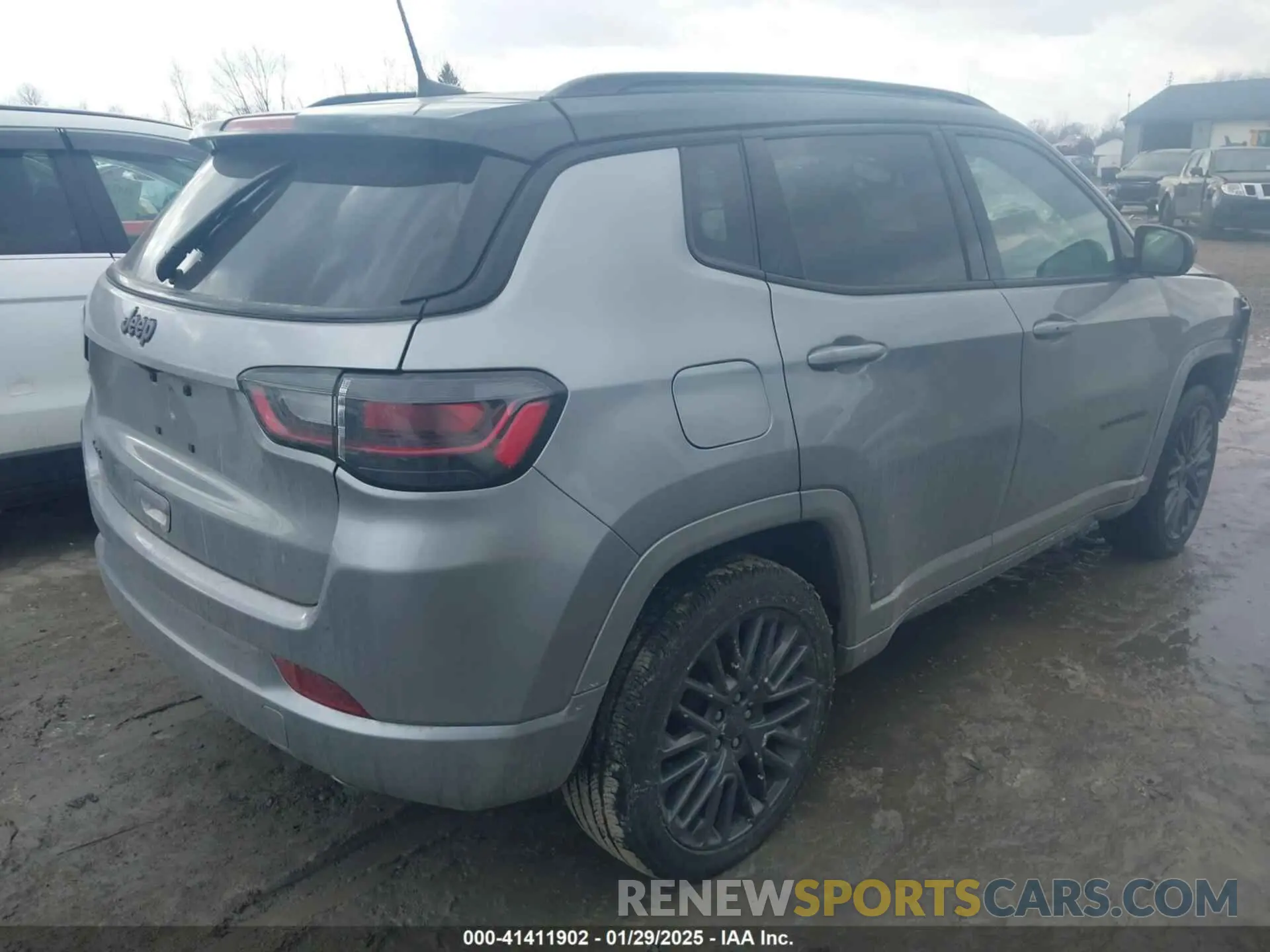 4 Photograph of a damaged car 3C4NJDCBXNT209621 JEEP COMPASS 2022